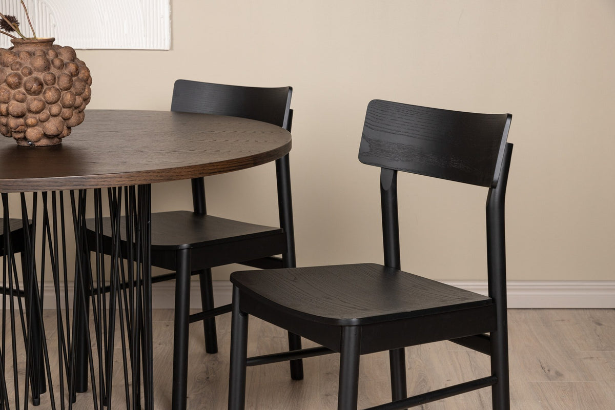Rundes Esszimmerset mit Steinlook-Tisch aus MDF und Mocca-Furnier, schwarzem Metallgestell und vier Limhamn-Stühlen mit beigem Samtbezug.