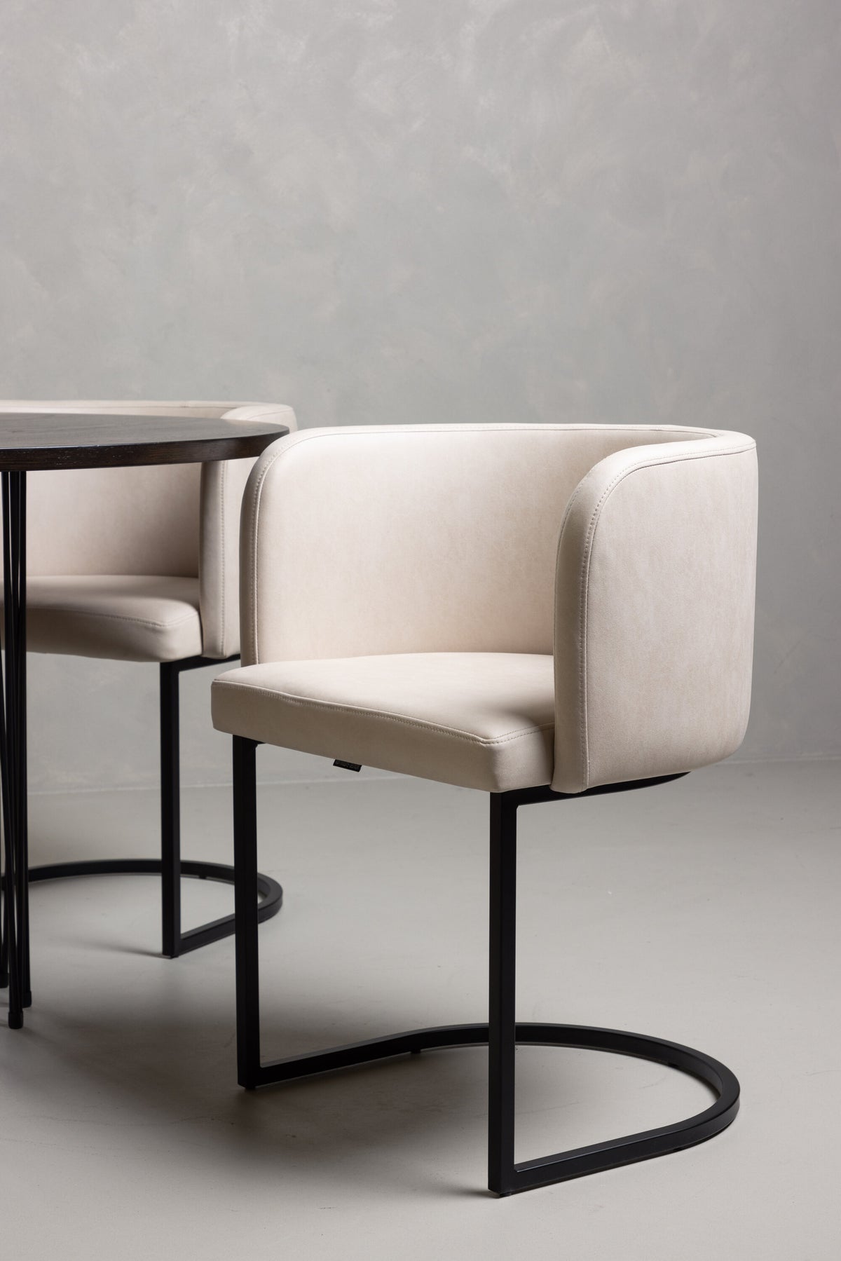 Stone Esszimmerset + Simrishamn ⌀120cm/4St. in Beige, Schwarz präsentiert im Onlineshop von KAQTU Design AG. Esszimmerset ist von Venture Home