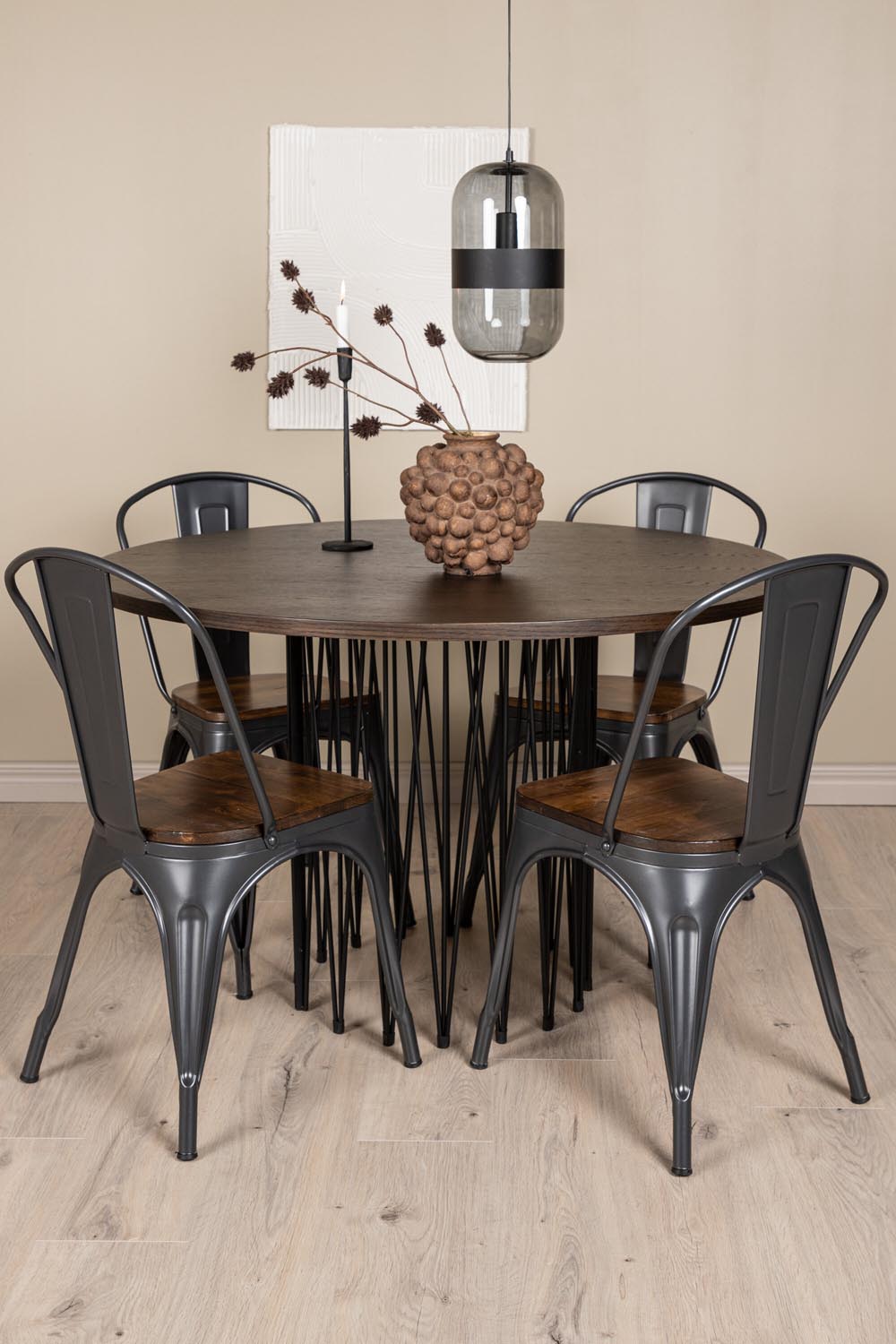 Rundes Esszimmerset mit Steinlook-Tisch aus MDF und Mocca-Furnier, schwarzem Metallgestell und vier Limhamn-Stühlen mit beigem Samtbezug.