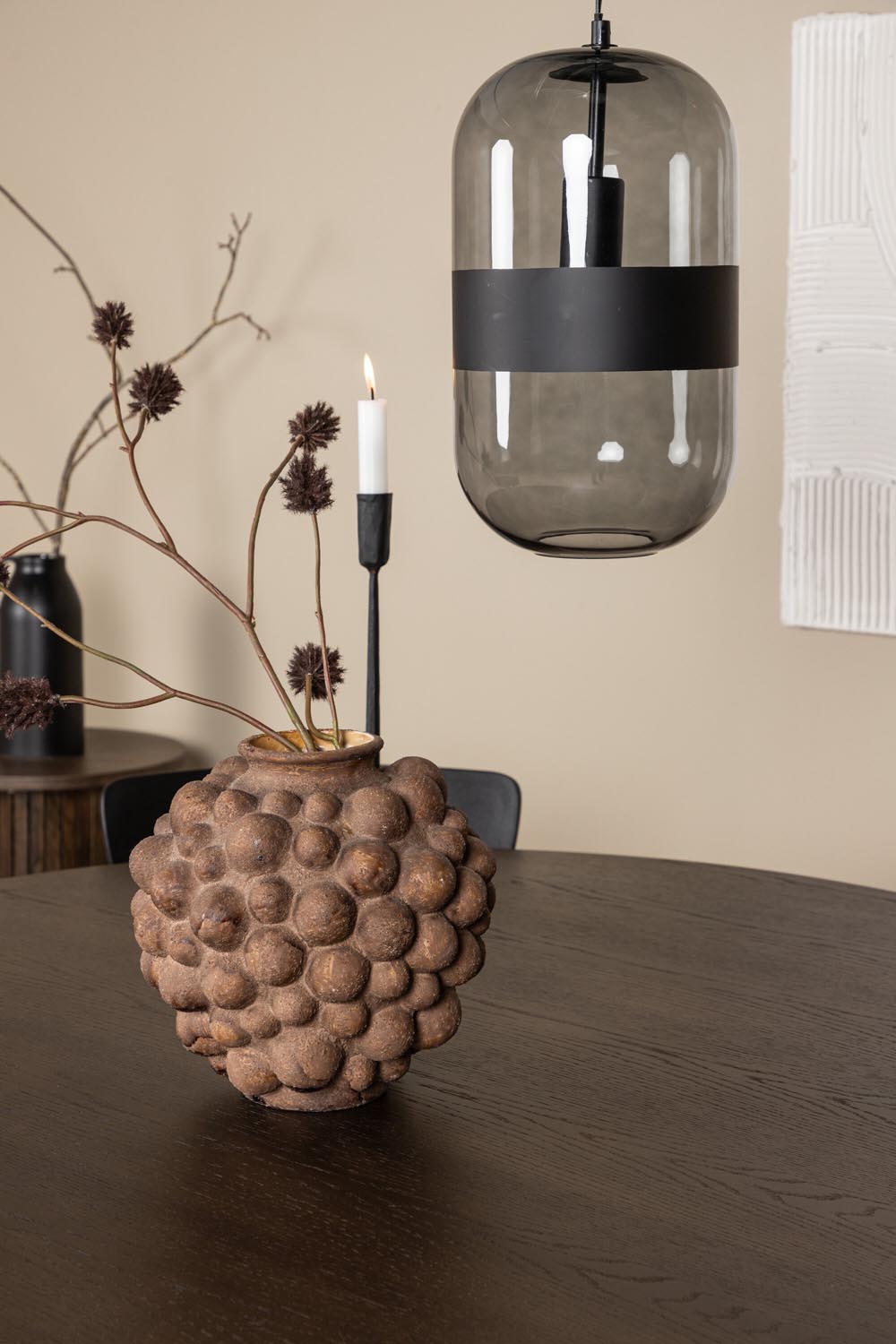 Rundes Esszimmerset mit Steinlook-Tisch aus MDF und Mocca-Furnier, schwarzem Metallgestell und vier Limhamn-Stühlen mit beigem Samtbezug.