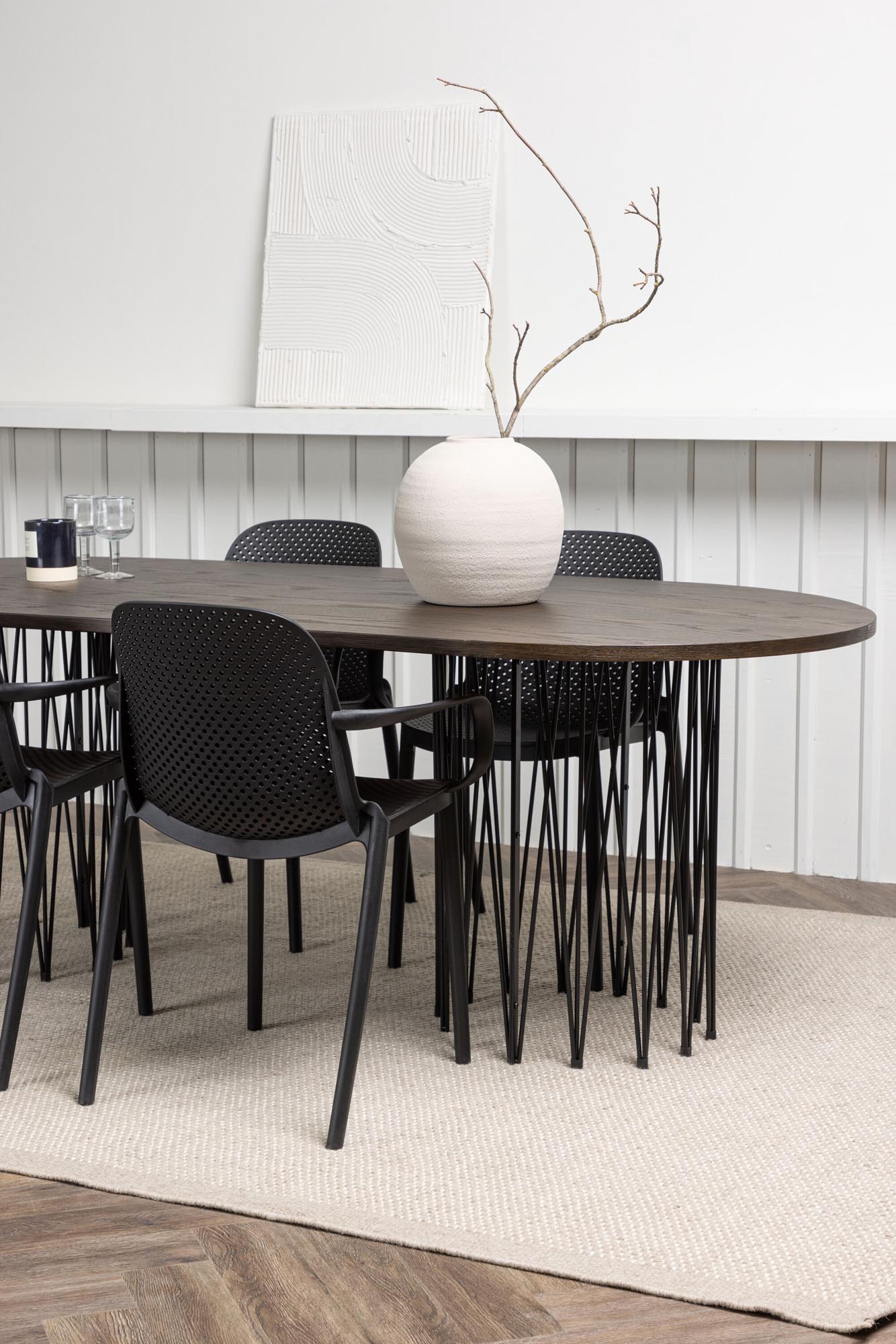 Modernes Stone Esszimmerset mit 4 Baltimore-Stühlen, 220 cm, ideal für gesellige Abende und stilvolle Einrichtung. Hochwertige Materialien und Industrie-Charme.