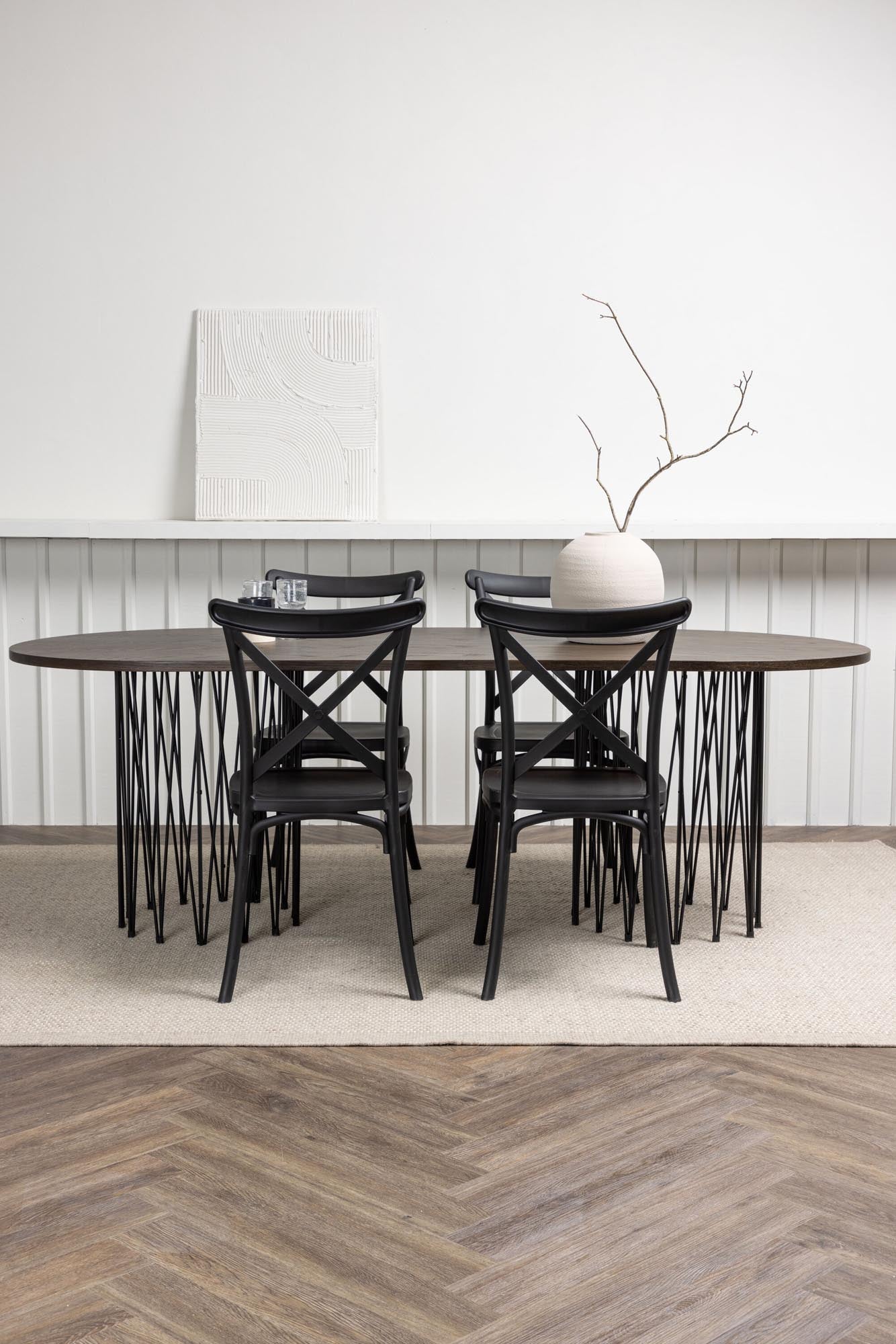 Stilvolles Esszimmerset: Ovaler Tisch aus hochwertigem MDF in warmem Braun, ergänzt durch ergonomische Crosett-Stühle in modernem Schwarz.