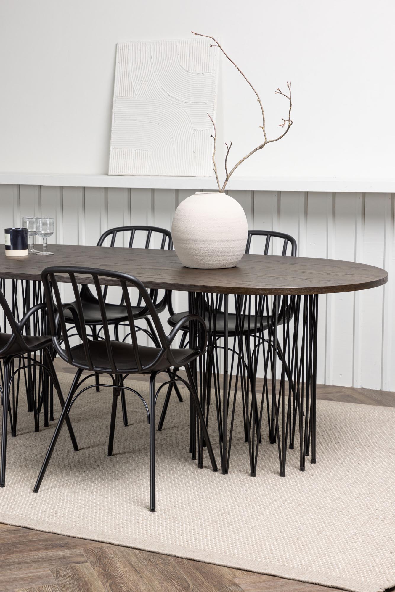 Stilvolles Esszimmerset: Ovale Tischplatte aus MDF mit edlem Furnier, robuste Metallgestelle und bequeme Dyrön-Stühle. Ideal für gesellige Zusammenkünfte.