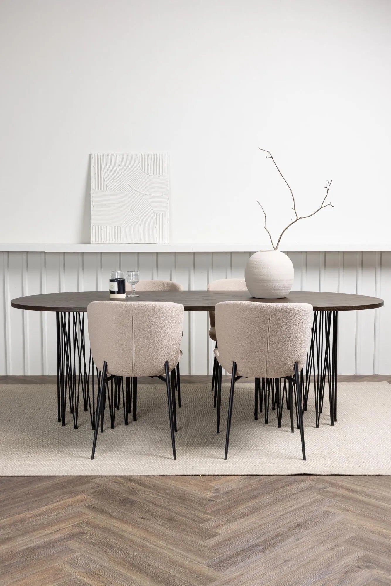 Elegantes Stone Esszimmerset für unvergessliche Dinnererlebnisse.