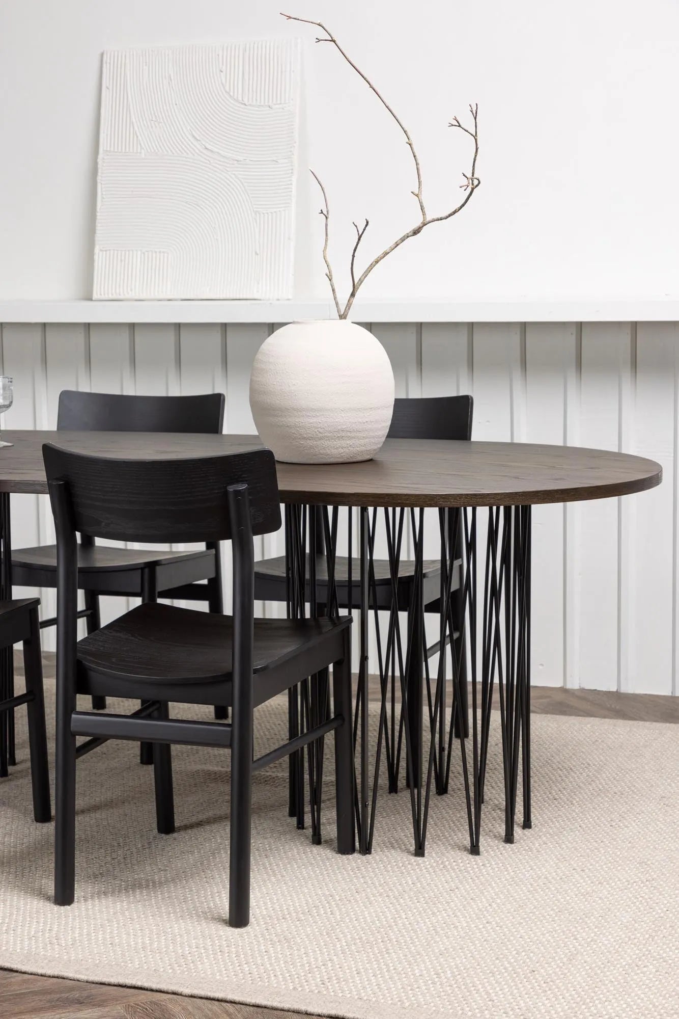 Moderner Stone Esstisch oval mit 4 stilvollen Montros Stühlen.
