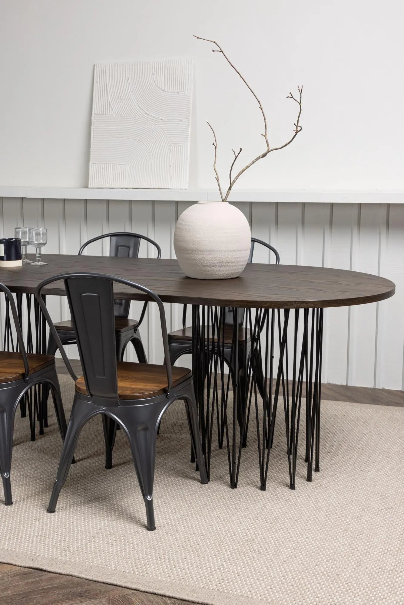 Elegantes Esszimmerset: 220cm Tisch mit MDF-Furnier, schwarze Metallgestelle, Tempe-Stühle aus Stahl und Holz. Modern und einladend.