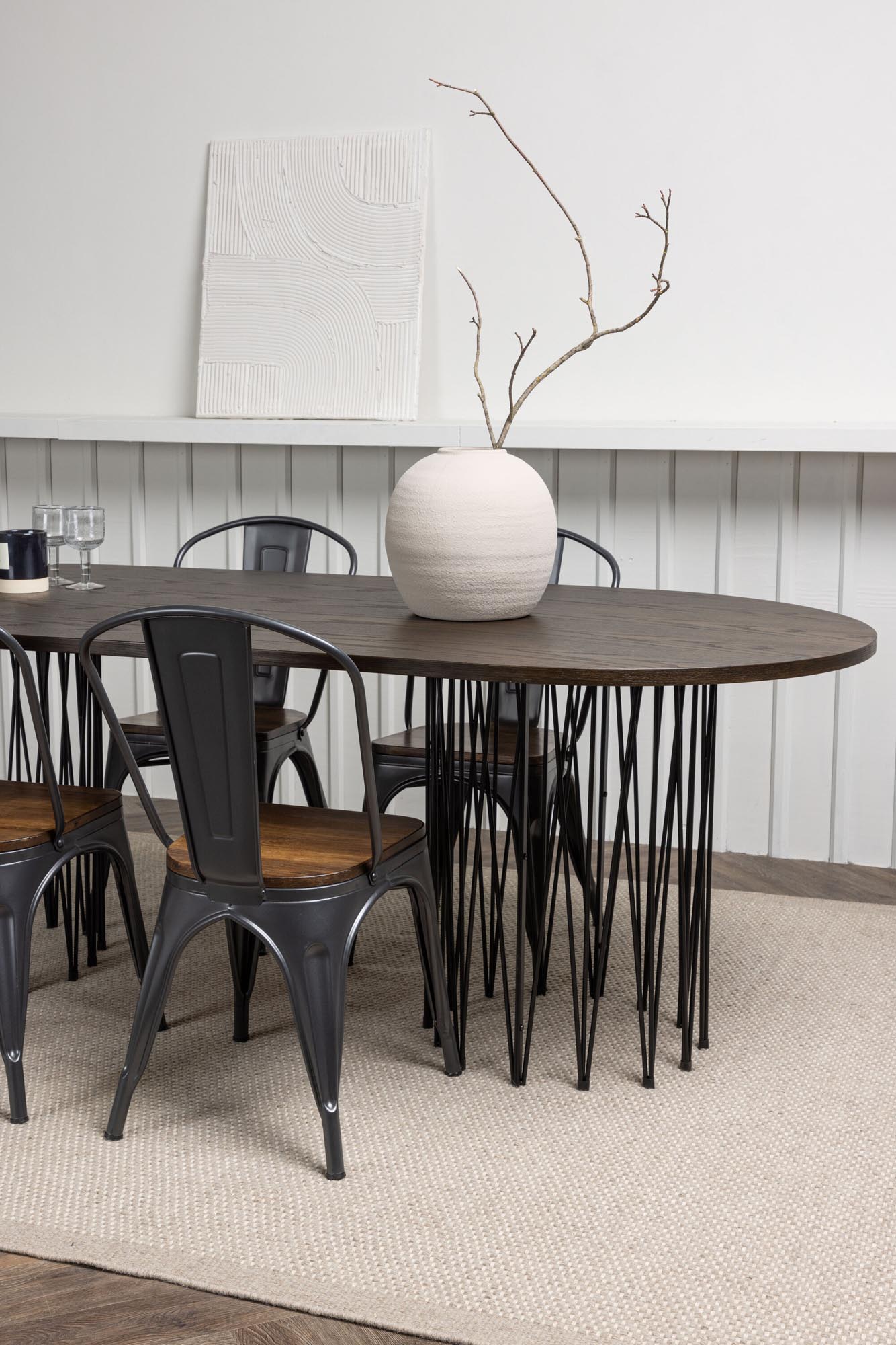 Elegantes Esszimmerset: 220cm Tisch mit MDF-Furnier, schwarze Metallgestelle, Tempe-Stühle aus Stahl und Holz. Modern und einladend.