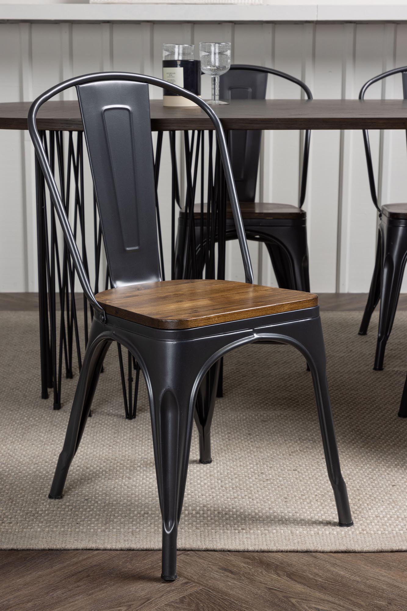 Stilvolles Esszimmerset: Ovale 220cm Tischplatte aus MDF-Furnier, robuste Metallgestelle, komfortable Tempe-Stühle aus Holz und Stahl. Ideal für gesellige Abende!