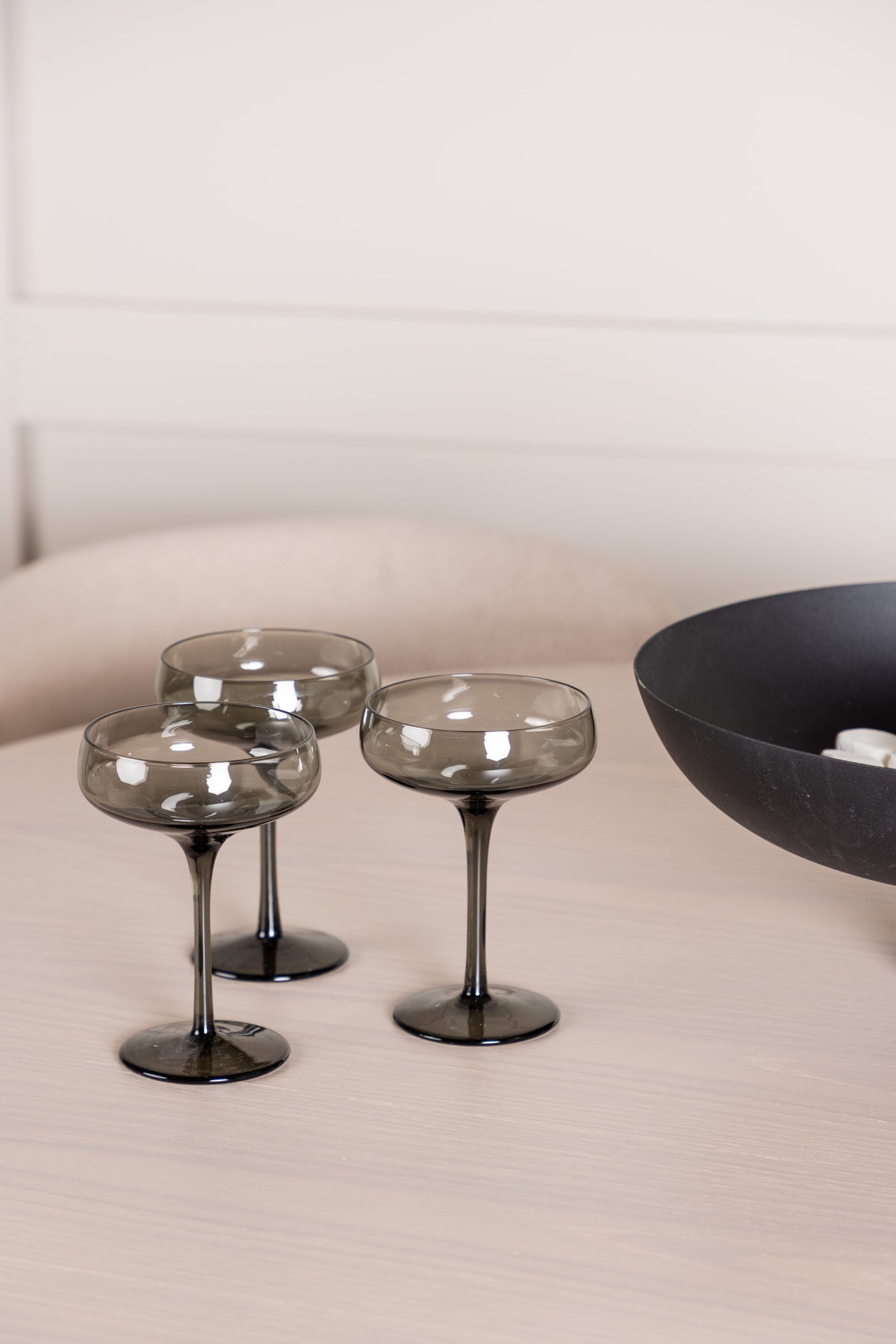 Olivia Esszimmer Set + Modesto ⌀110cm/4St. in Natur / Beige / Schwarz präsentiert im Onlineshop von KAQTU Design AG. Esszimmerset ist von Venture Home