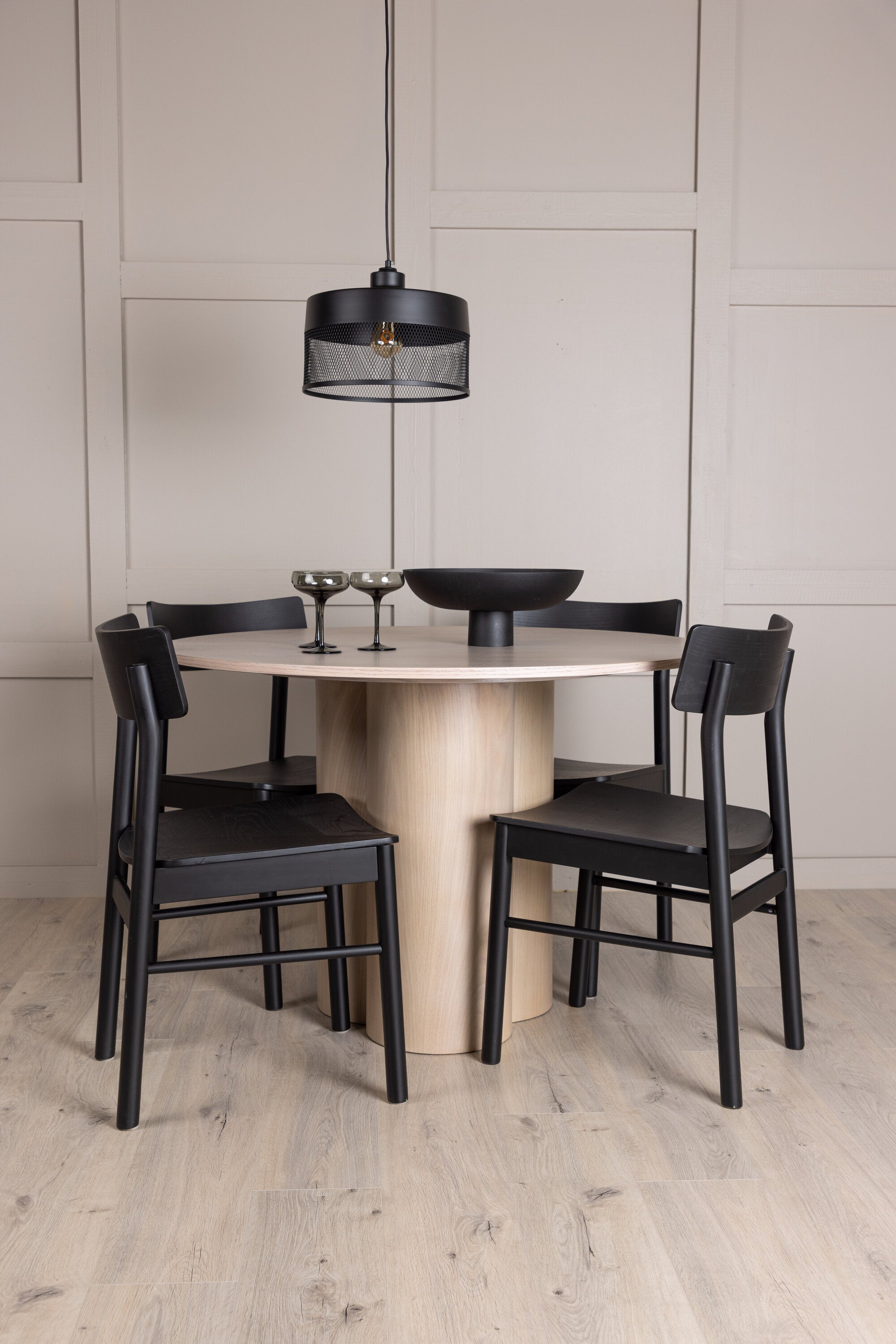 Olivia Esszimmer Set + Montros ⌀110cm/4St. in Natur / Schwarz präsentiert im Onlineshop von KAQTU Design AG. Esszimmerset ist von Venture Home