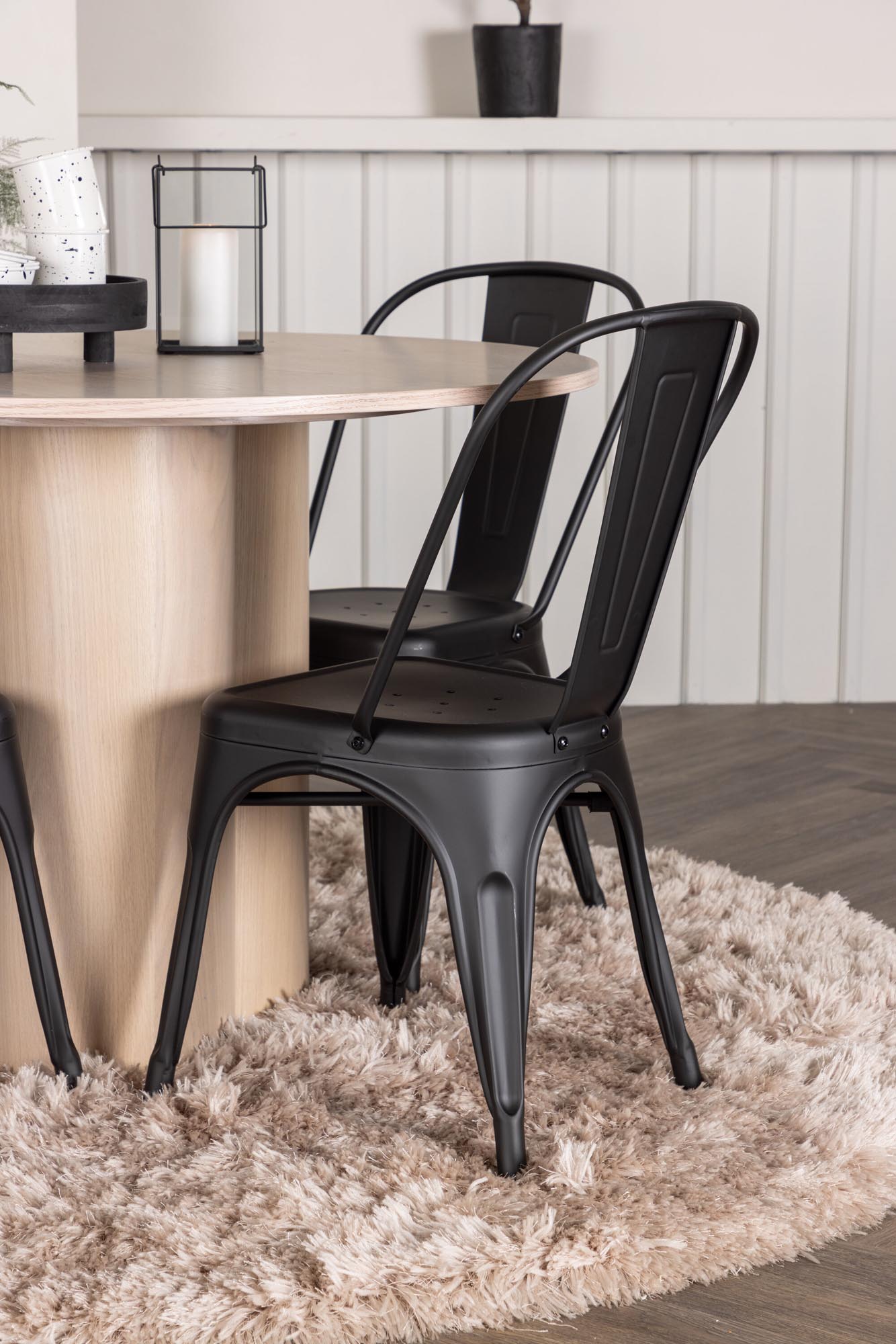 Verleihen Sie Ihrem Esszimmer mit dem Olivia Esszimmer Set + Tempe von Venture Home einen modernen Touch. Der elegante Tisch und die komfortablen Stühle bieten Platz für 4 Personen und überzeugen durch skandinavisches Design und hochwertige Materialien.