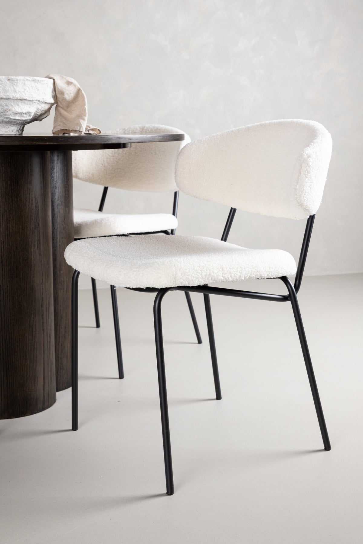 Olivia Esszimmer Set + Chico ⌀110cm/4St. in Braun / Weiss präsentiert im Onlineshop von KAQTU Design AG. Esszimmerset ist von Venture Home