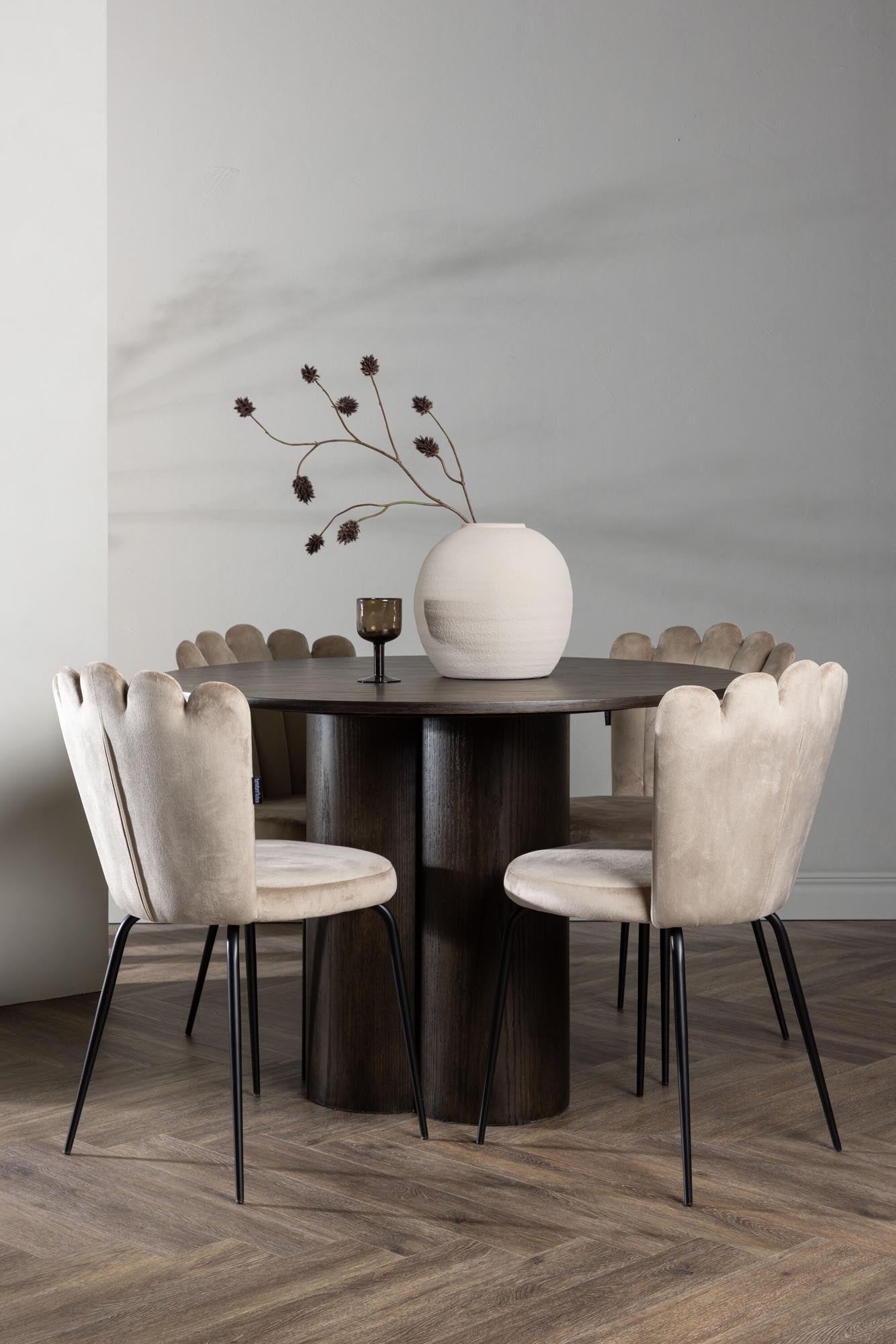 Erleben Sie das Olivia Esszimmer Set + Limhamn Light von Venture Home – eine harmonische Kombination aus skandinavischem Stil, Komfort und Funktionalität.