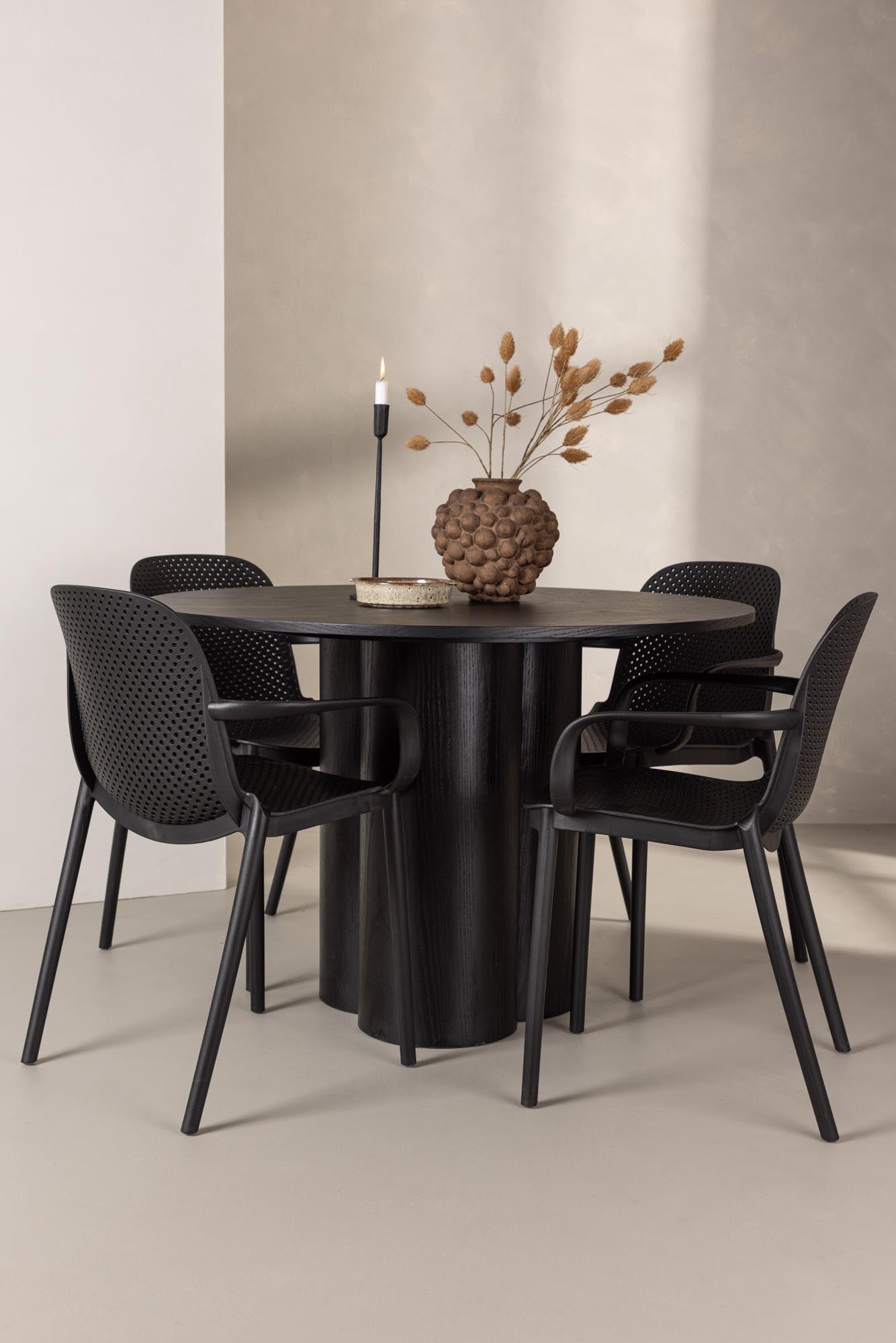 Elegantes Olivia Esszimmer Set: Runder Tisch (⌀110cm) und 4 stilvolle Baltimore Stühle, perfekt für gemütliche Esszimmermomente.