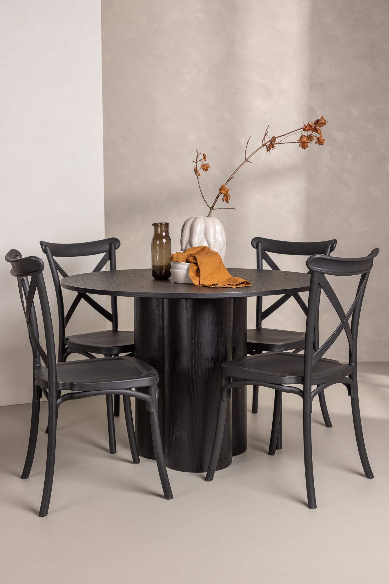 Stilvolles Olivia Esszimmer Set mit runden Tisch und 4 eleganten Crosett-Stühlen. Ideal für gemütliche Mahlzeiten und modernes Wohnen.