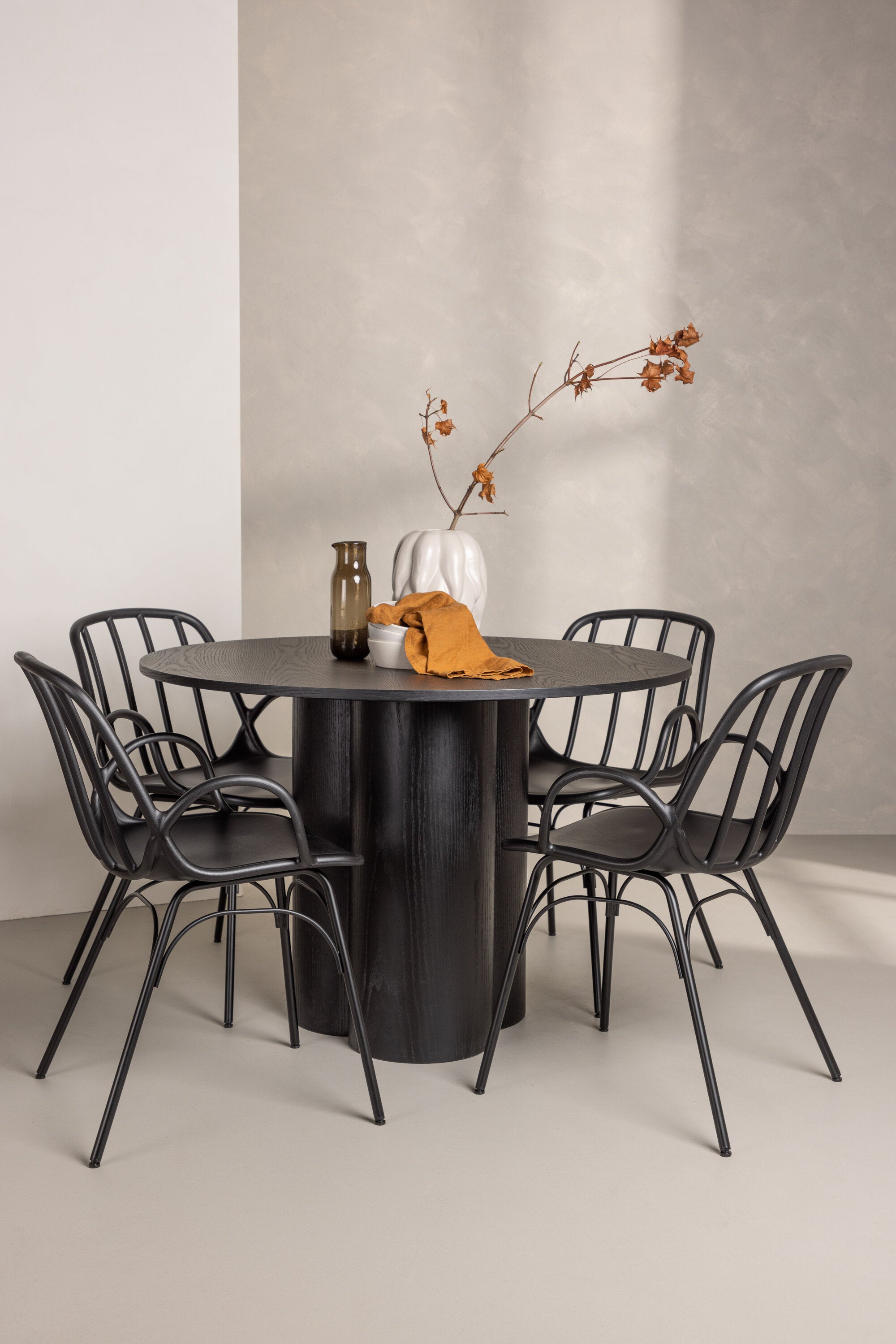 Olivia Esszimmerset + Dyrön ⌀110cm/4St. in Schwarz präsentiert im Onlineshop von KAQTU Design AG. Esszimmerset ist von Venture Home