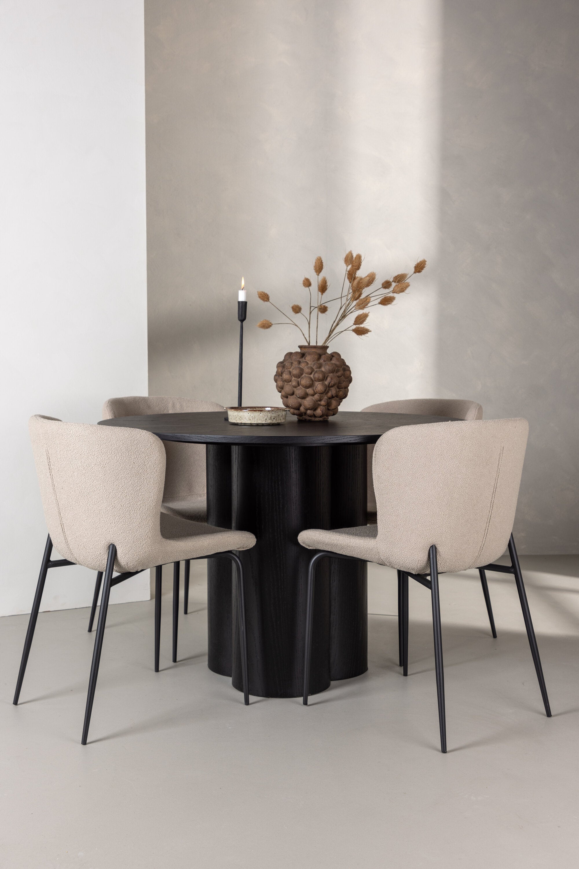 Olivia Esszimmer Set + Modesto ⌀110cm/4St. in Schwarz / Beige präsentiert im Onlineshop von KAQTU Design AG. Esszimmerset ist von Venture Home