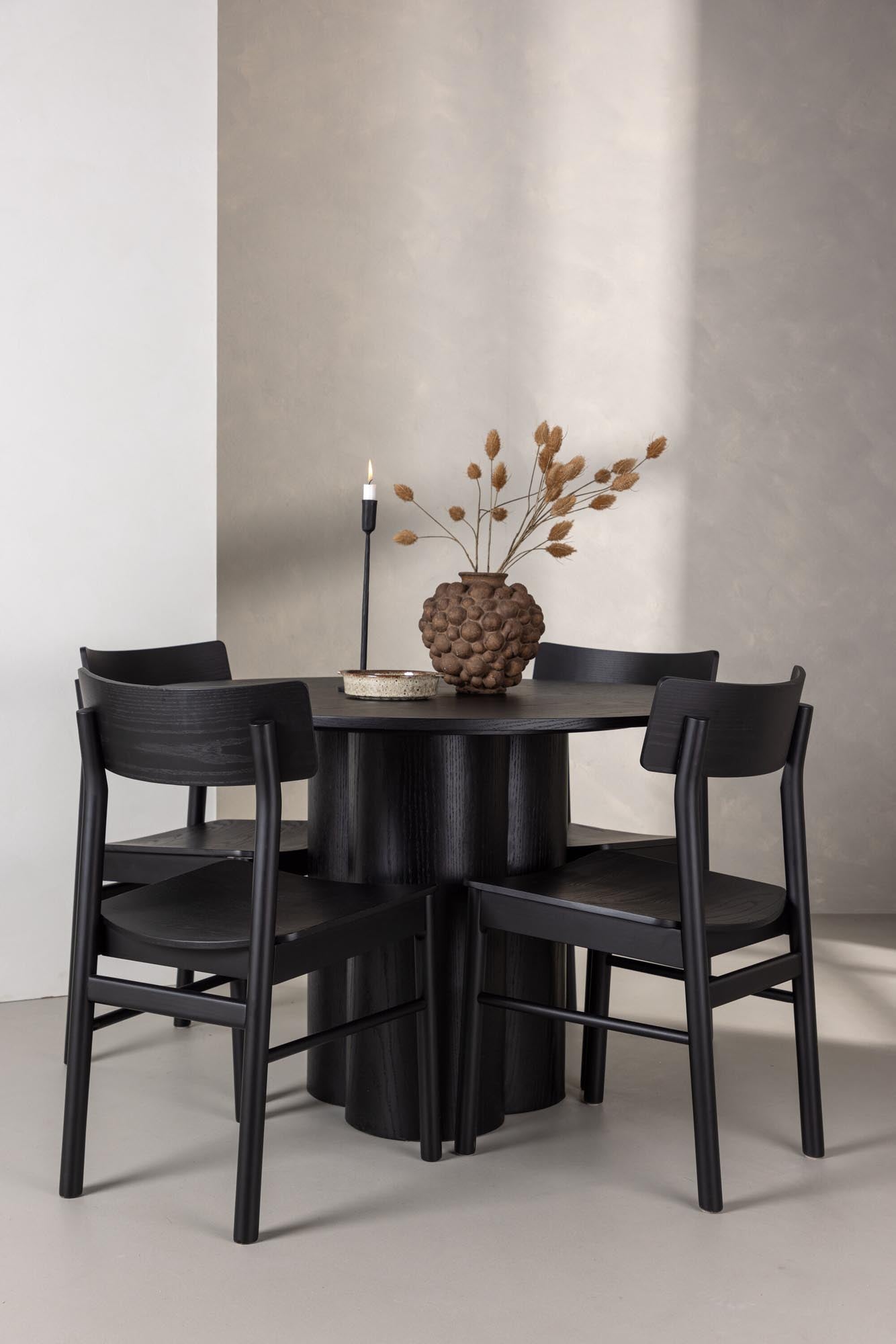 Stilvolles Olivia Esszimmer Set von Venture Home: Runder Tisch (⌀110cm) aus schwarzem MDF und 4 langlebige Montros Stühle aus Birkenholz.