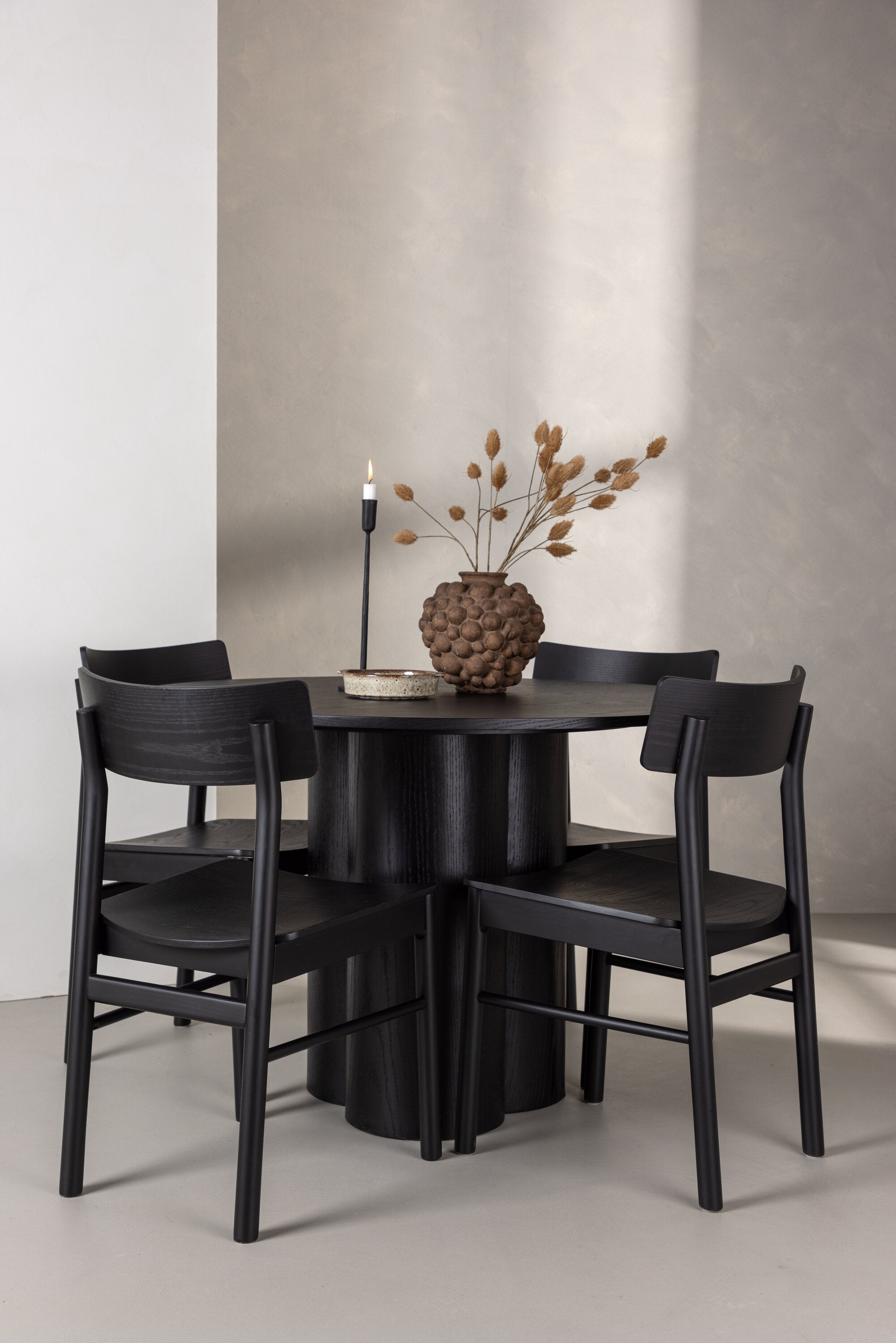 Olivia Esszimmer Set + Montros ⌀110cm/4St. in Schwarz präsentiert im Onlineshop von KAQTU Design AG. Esszimmerset ist von Venture Home