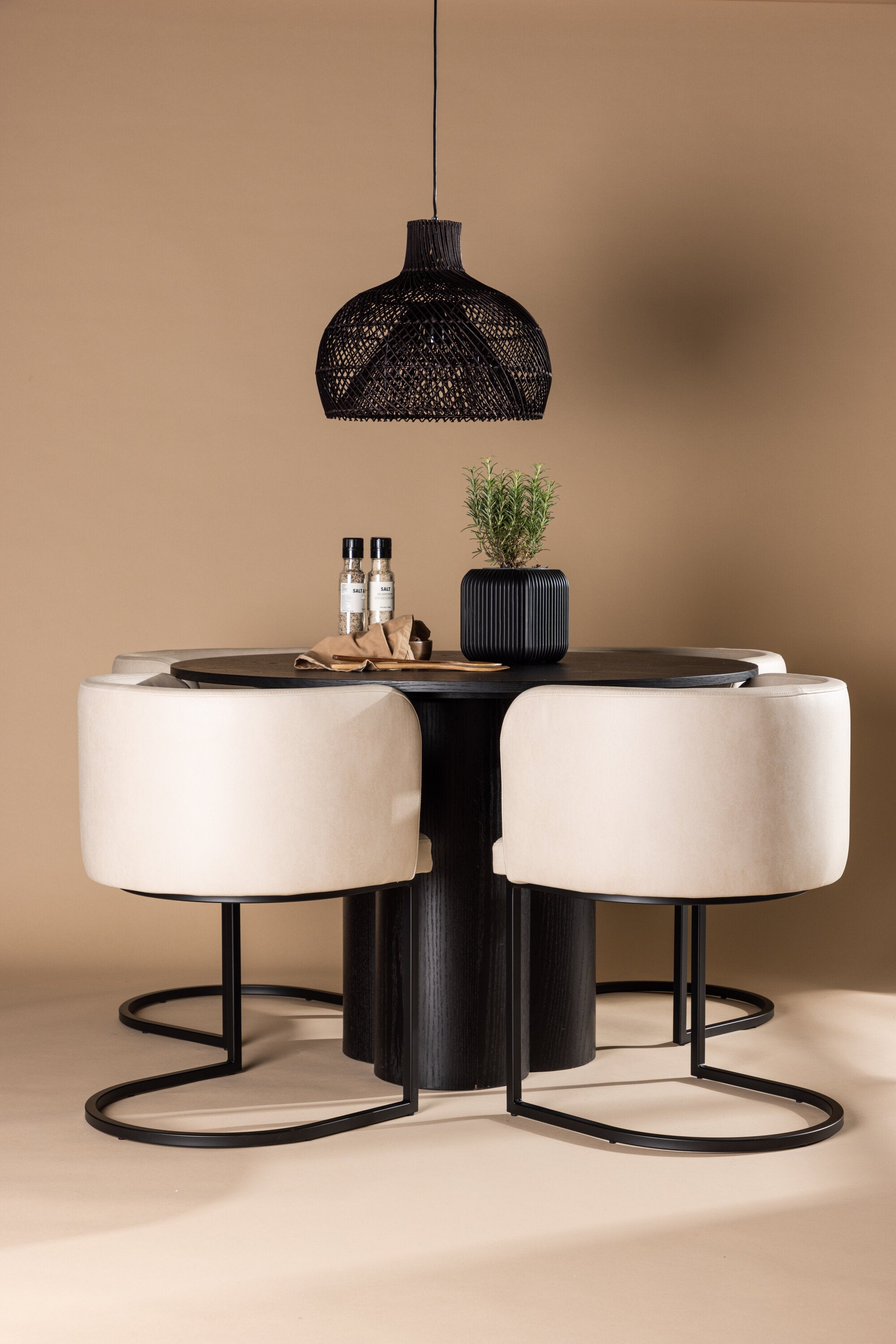 Olivia Esszimmer Set + Simrishamn ⌀110cm/4St. in Beige / Schwarz präsentiert im Onlineshop von KAQTU Design AG. Esszimmerset ist von Venture Home