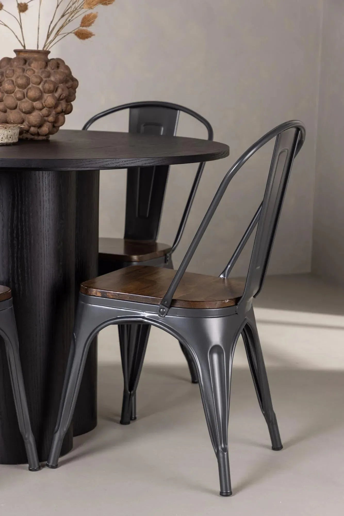 Modernes Olivia Esszimmer Set: Skandinavischer Tisch mit schwarzem MDF, stabile Stahlbeine, Tempe-Stühle aus Metall und Holz.