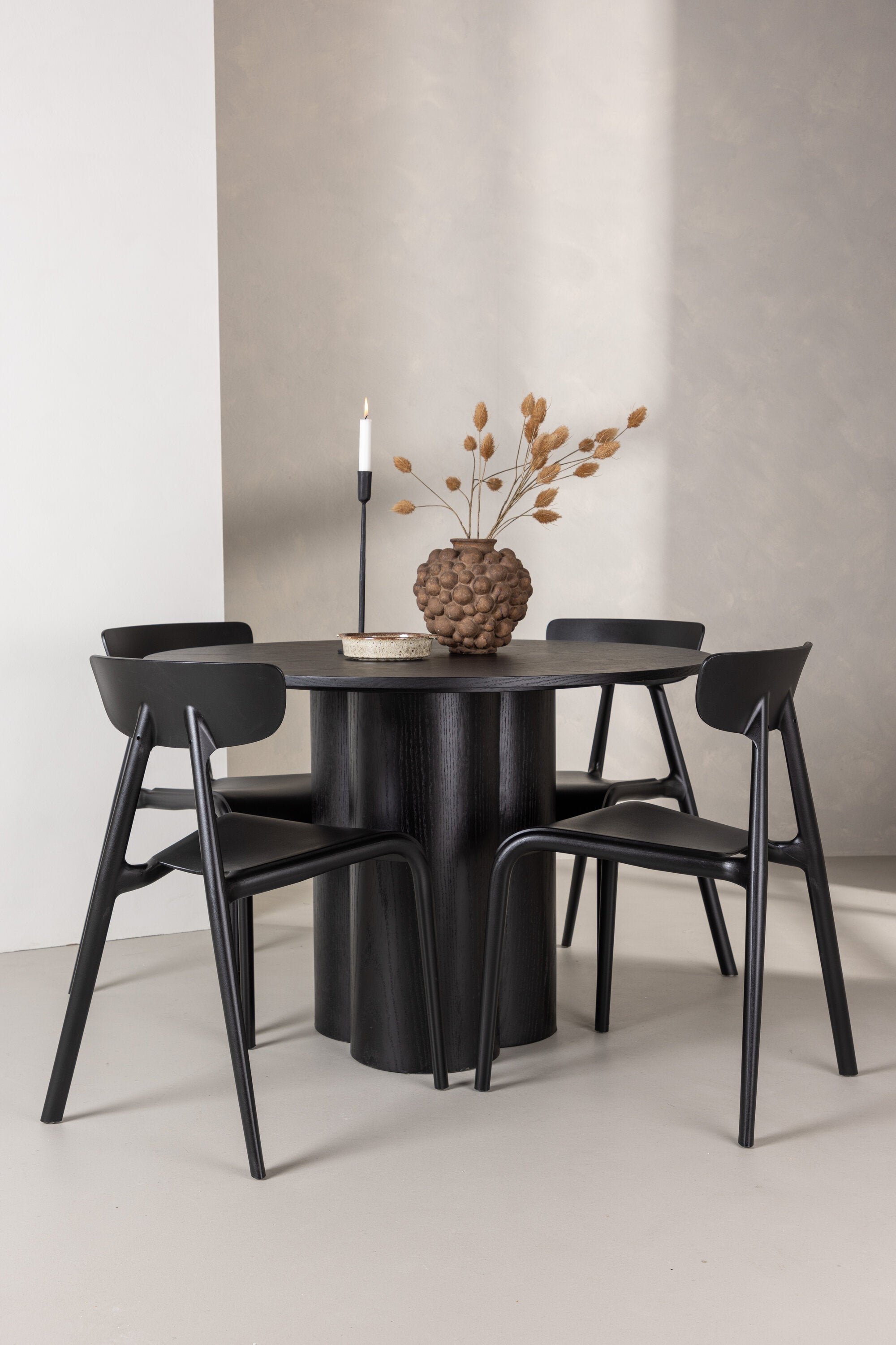 Olivia Esszimmer Set + Ursholmen ⌀110cm/4St. in Schwarz präsentiert im Onlineshop von KAQTU Design AG. Esszimmerset ist von Venture Home