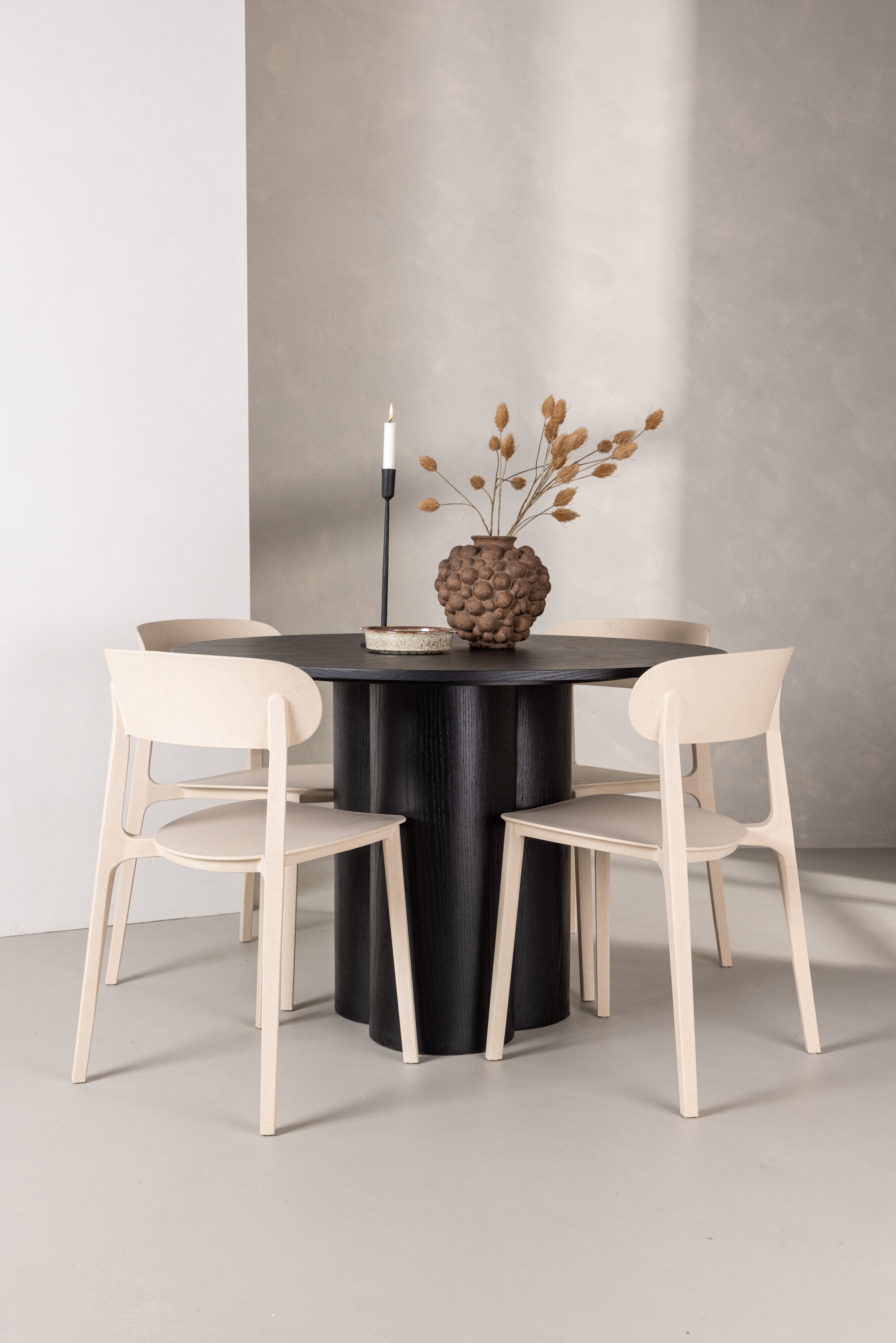 Olivia Esszimmer Set + Astol ⌀110cm/4St. in Schwarz / Beige präsentiert im Onlineshop von KAQTU Design AG. Esszimmerset ist von Venture Home