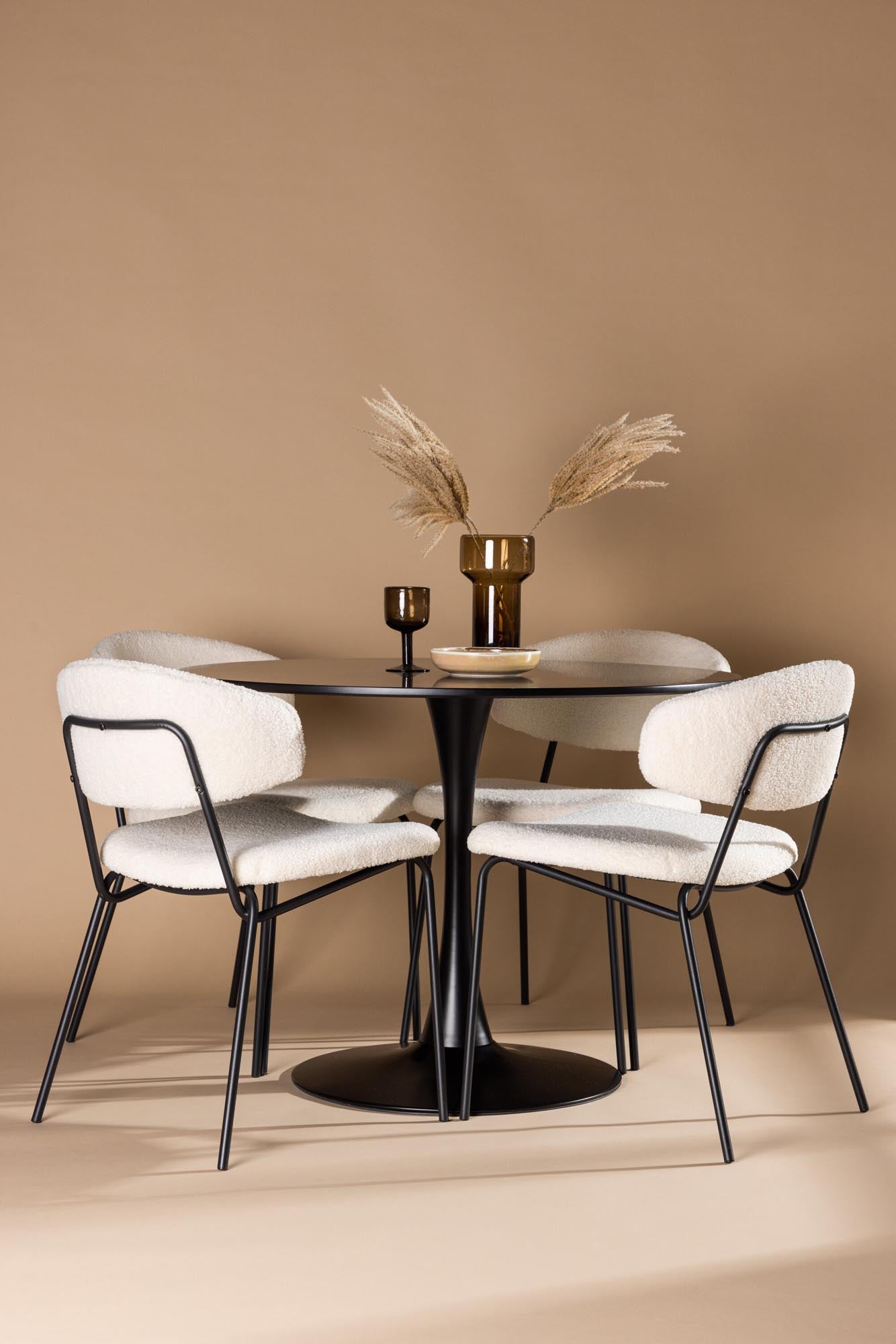 Elegantes Esszimmerset mit skandinavischem Flair: 100 cm Tisch mit robustem Trompetenfuss und 4 stilvollen Bouclé-Stühlen für höchsten Komfort.