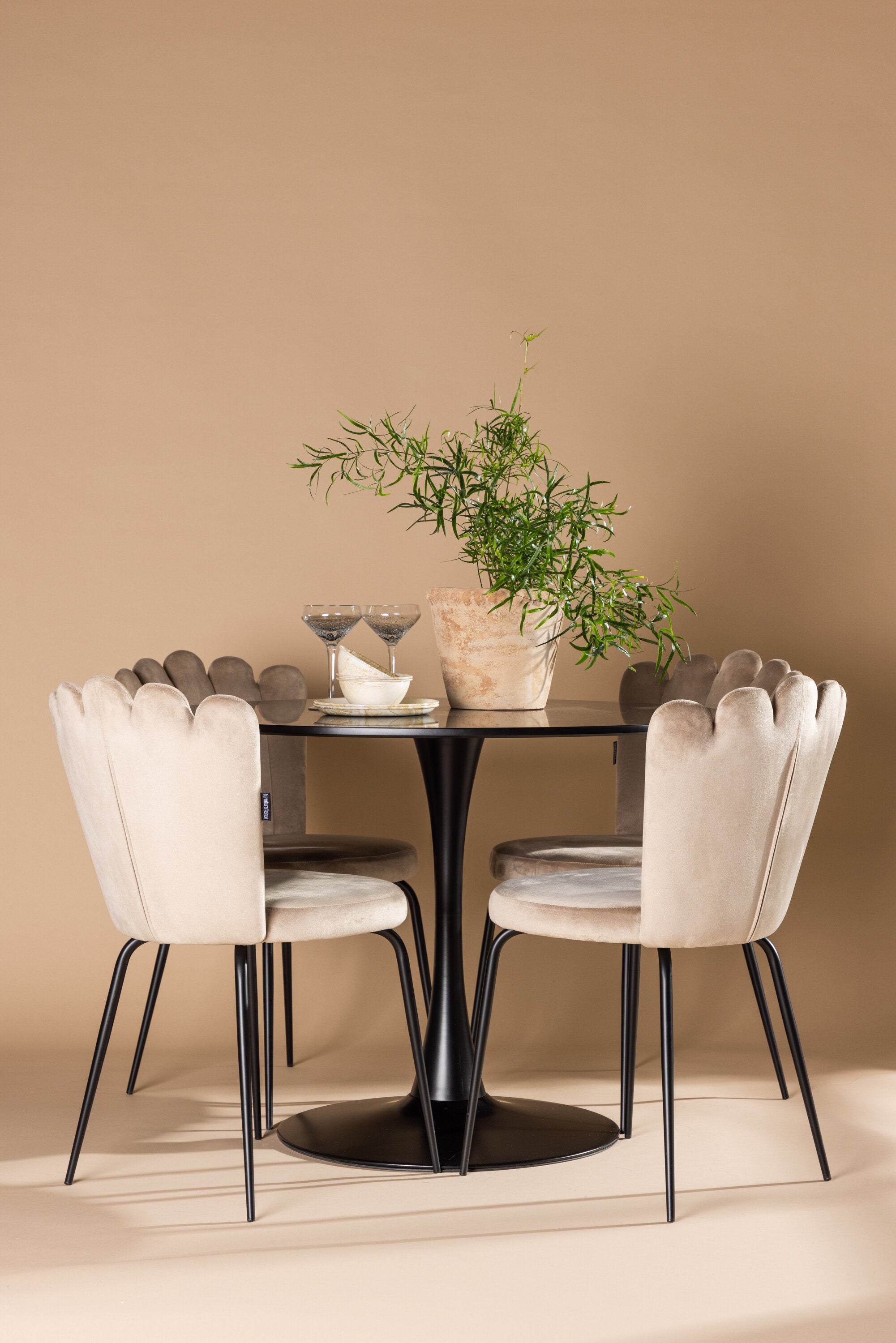 Glade Esszimmerset + Limhamn ⌀100cm/4St. in Beige präsentiert im Onlineshop von KAQTU Design AG. Esszimmerset ist von Venture Home