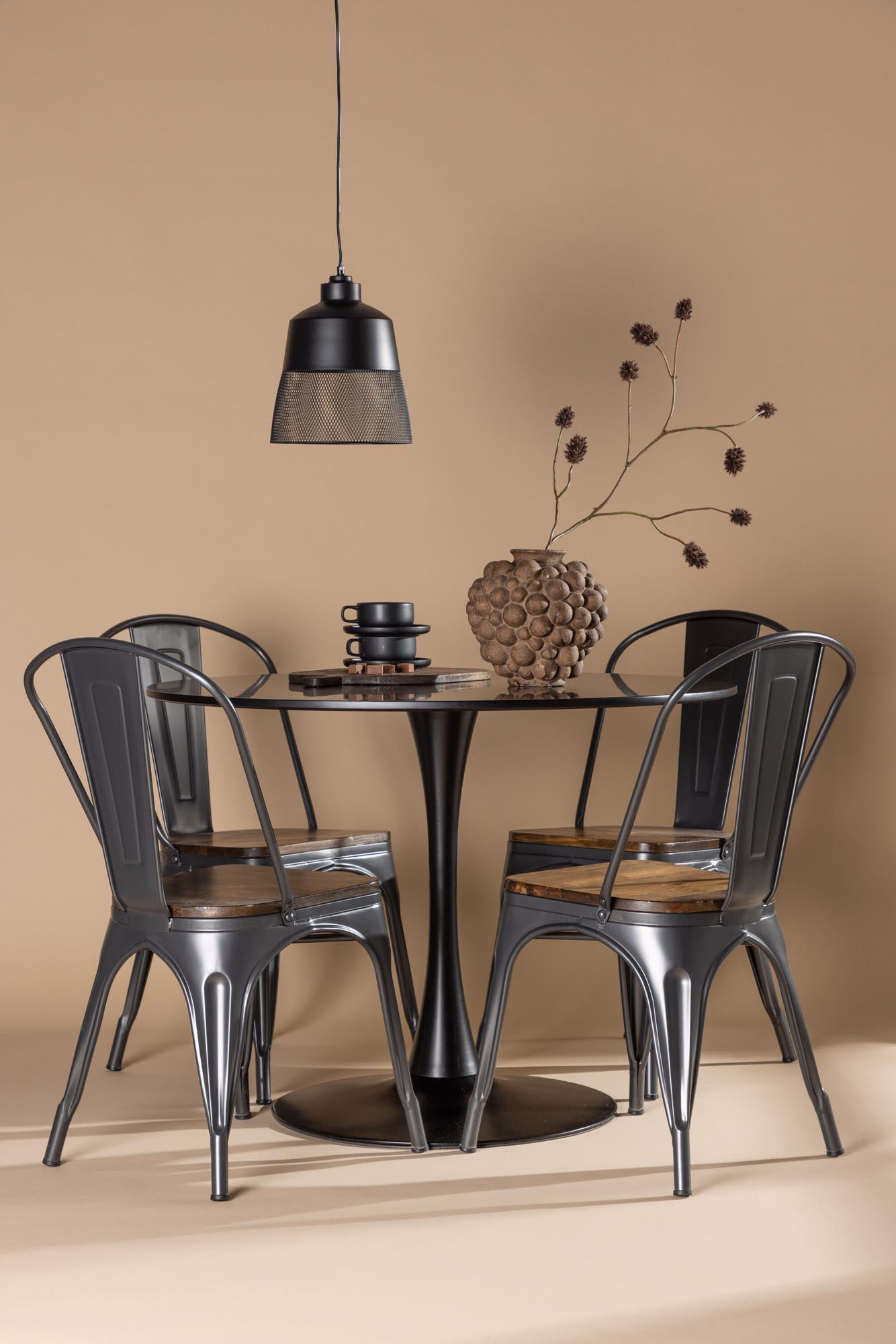 Stylisches Esszimmerset von Venture Home: Eleganter MDF-Tisch mit schwarzem Finish und robuste Tempe-Stühle aus Stahl und Holz für ein modernes Ambiente.