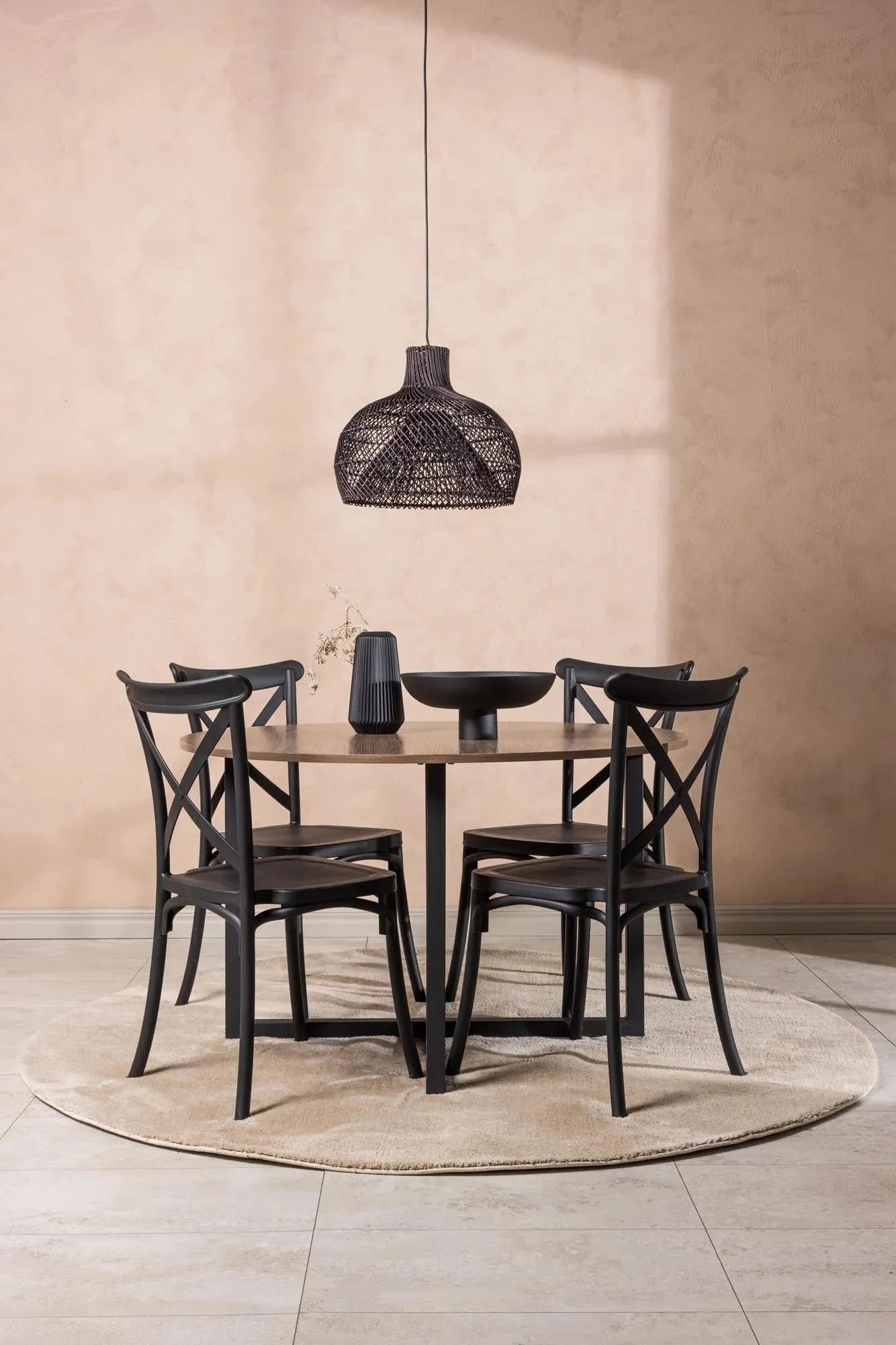 Elegantes Esszimmerset: Walnuss-Tisch ⌀120cm, 4 pflegeleichte Crosett-Stühle. Modernes Design, hoher Komfort, ideal für gesellige Runden.
