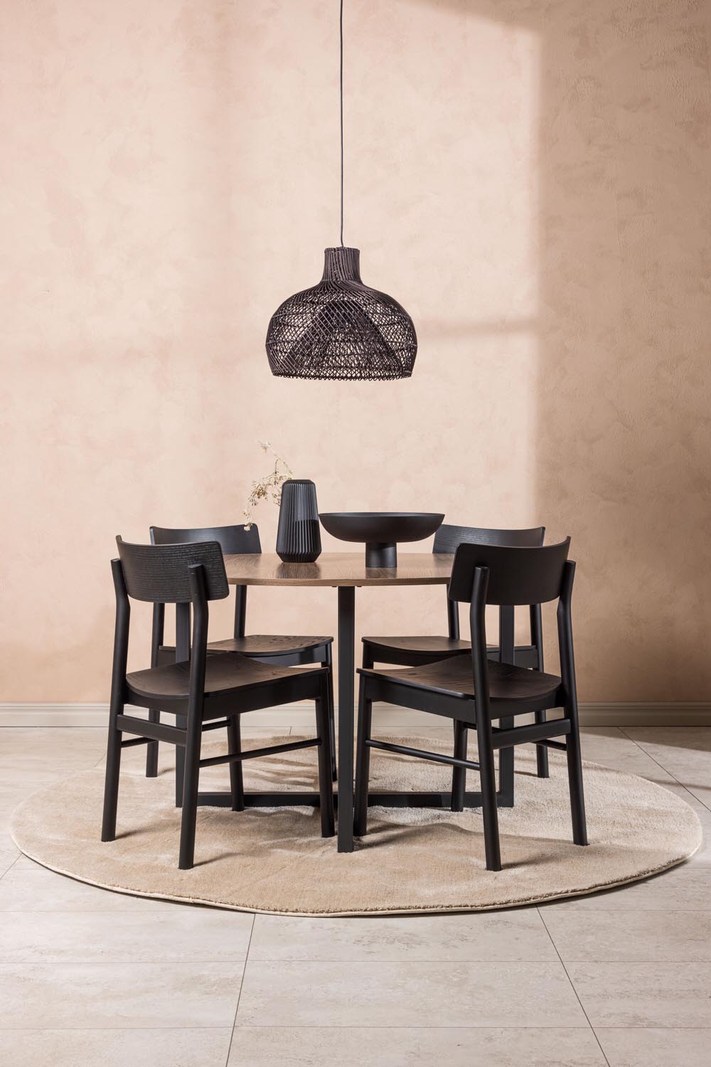 Durango Esstisch + 4 x Montros Esszimmerstuhl in Schwarz präsentiert im Onlineshop von KAQTU Design AG. Esszimmerset ist von Venture Home