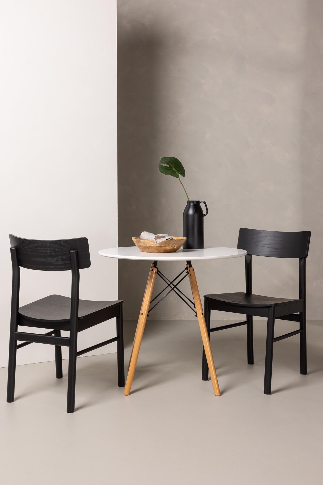 Entdecken Sie das Danburi Esszimmerset von Venture Home: Moderner 60 cm Tisch aus MDF und Buchenholz, ergänzt durch komfortable Montros Stühle aus Gummiholz – perfekt für kleine Essbereiche.