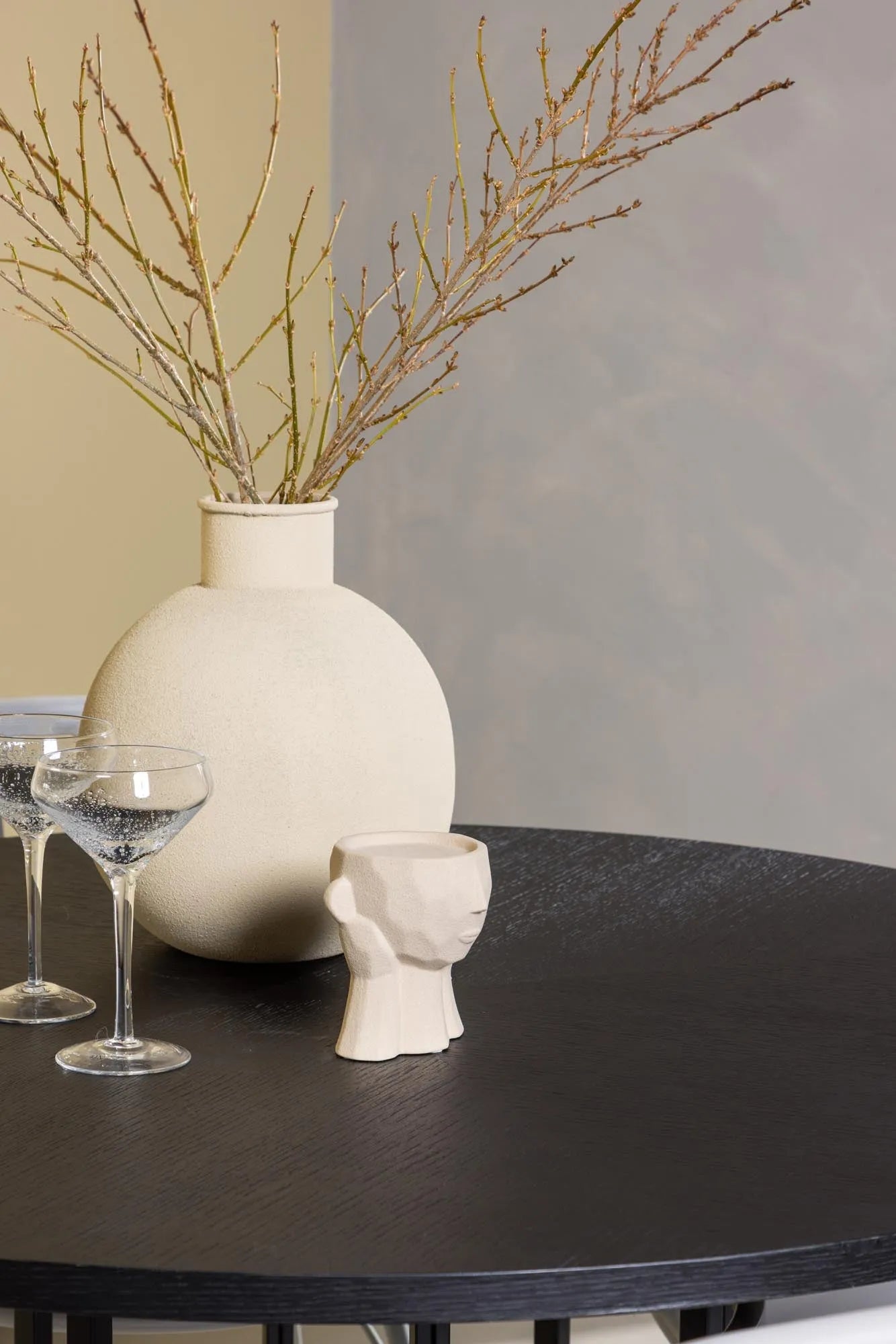 Elegantes Copenhagen Set: Dyrön Tisch & 4 Stühle von Venture Home.