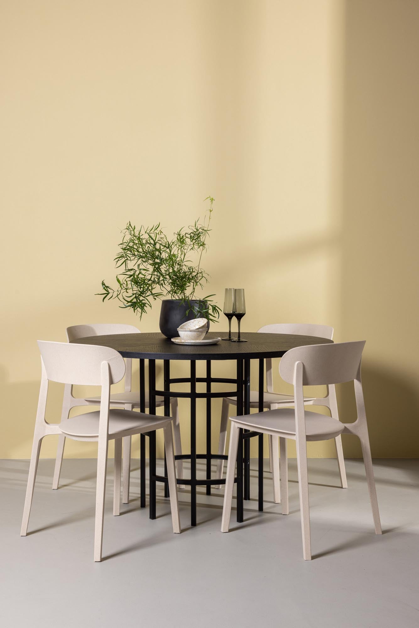 Elegantes Esszimmerset mit runden Tisch (⌀115cm) und 4 Åstol-Stühlen. Hochwertige Materialien, ideal für gemütliche Zusammenkünfte.