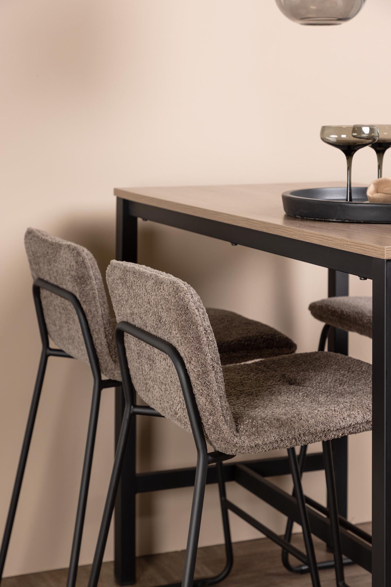 Entdecken Sie das elegante Camden Barset + Bisbee 120cm/4St. von Venture Home – die perfekte Kombination aus modernem Design und Funktionalität für Ihre Küche oder Esszimmer.