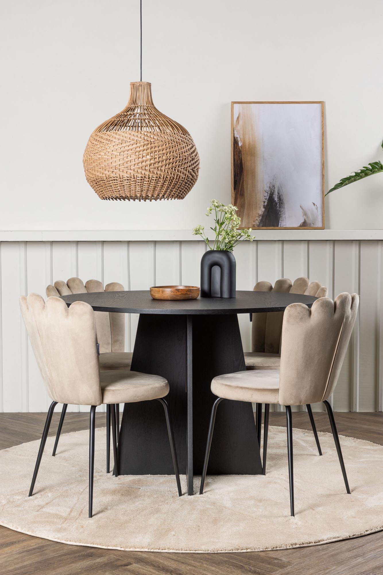 Elegantes Bootcut Esszimmerset mit runden Tisch (⌀110cm) und 4 stilvollen Samtstühlen. Perfekt für gesellige Abende und modernes Wohnen.