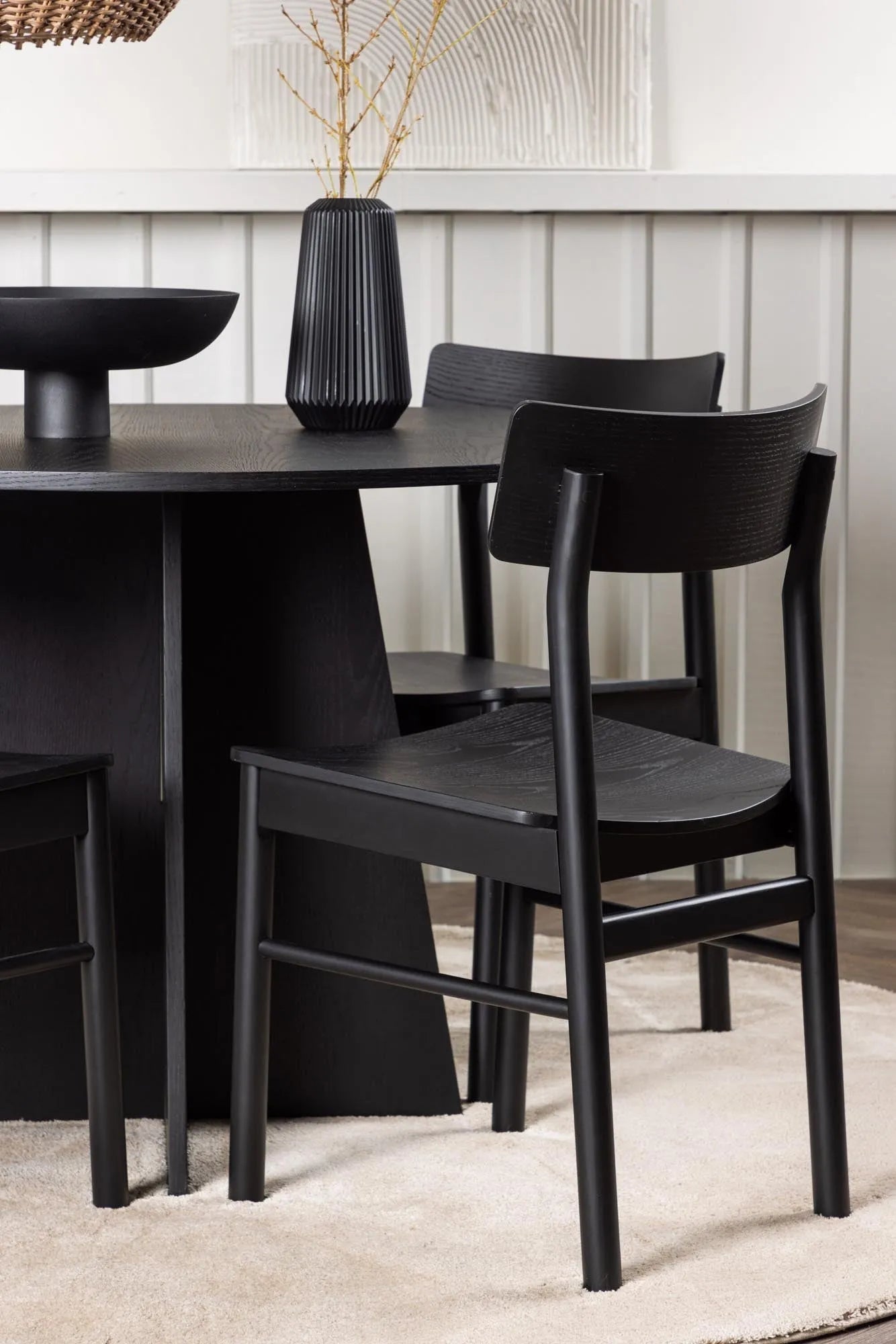 Runder Bootcut-Tisch mit 4 stilvollen Montros-Stühlen von Venture Home.