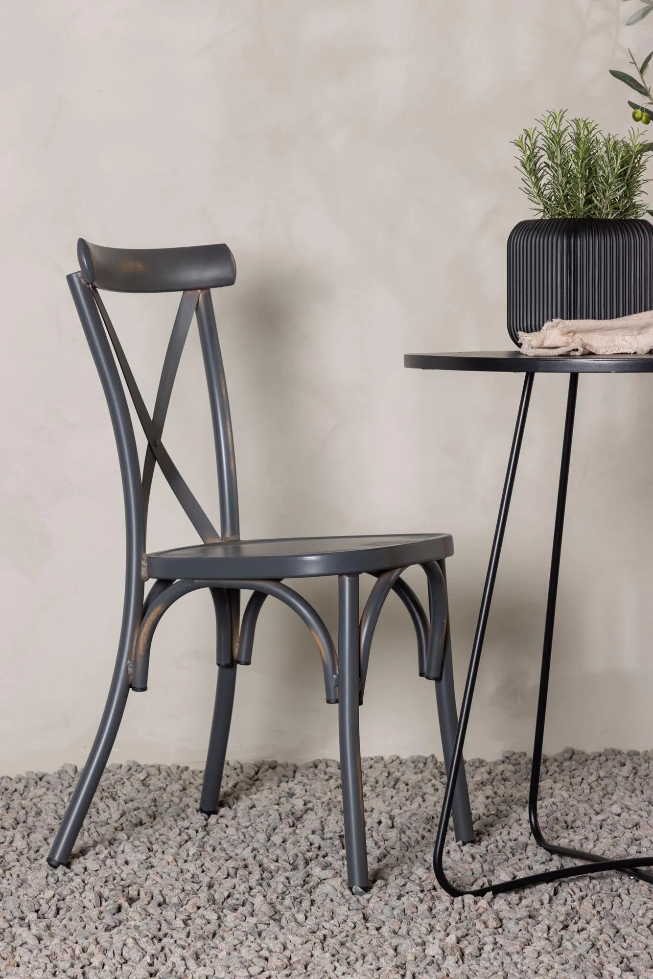 Elegantes Outdoor-Set: 60cm Tisch & 2 Stühle aus robustem Aluminium, ideal für stilvolle Gartenmomente.