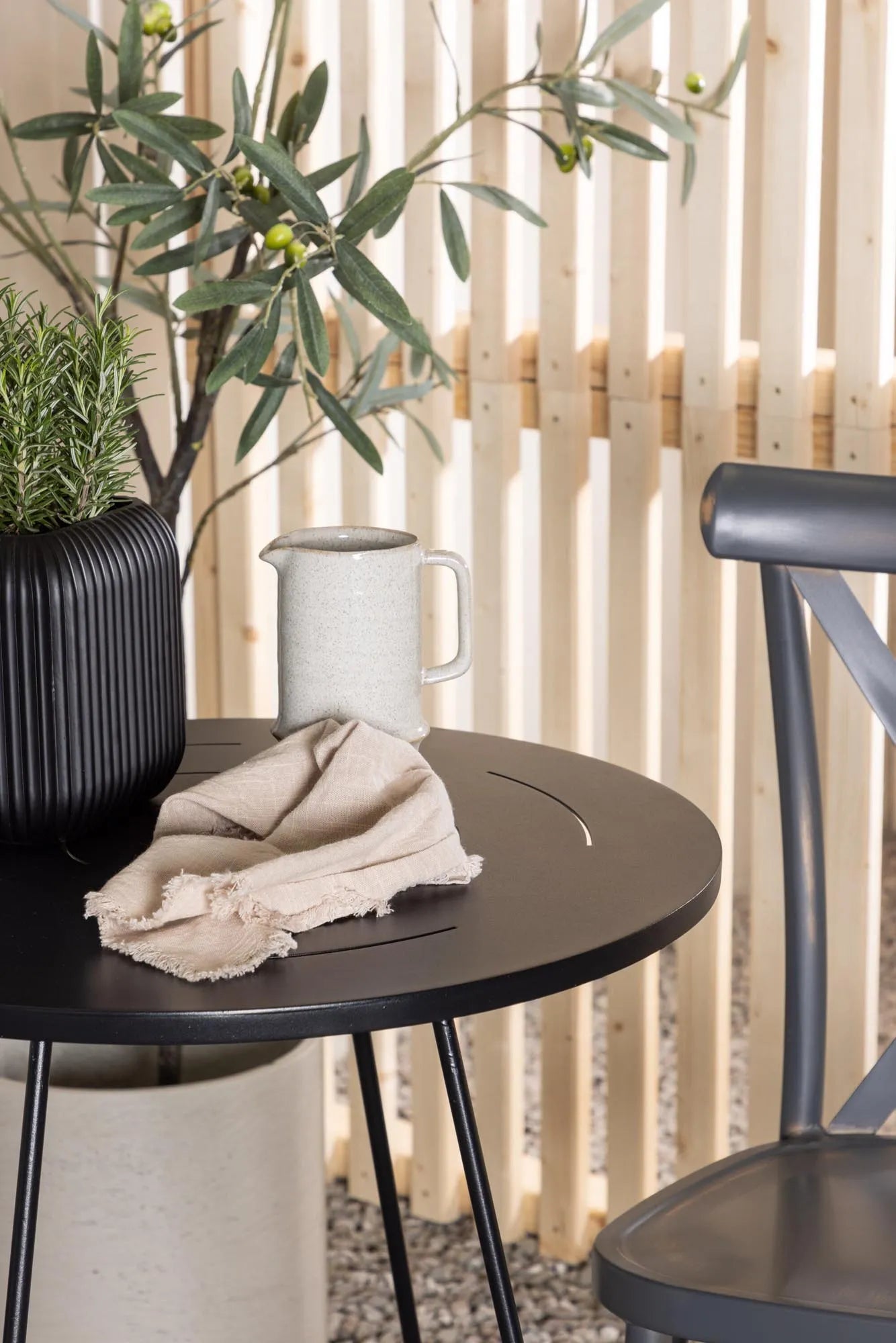 Elegantes Outdoor-Set: 60cm Tisch & 2 Stühle aus robustem Aluminium, ideal für stilvolle Gartenmomente.