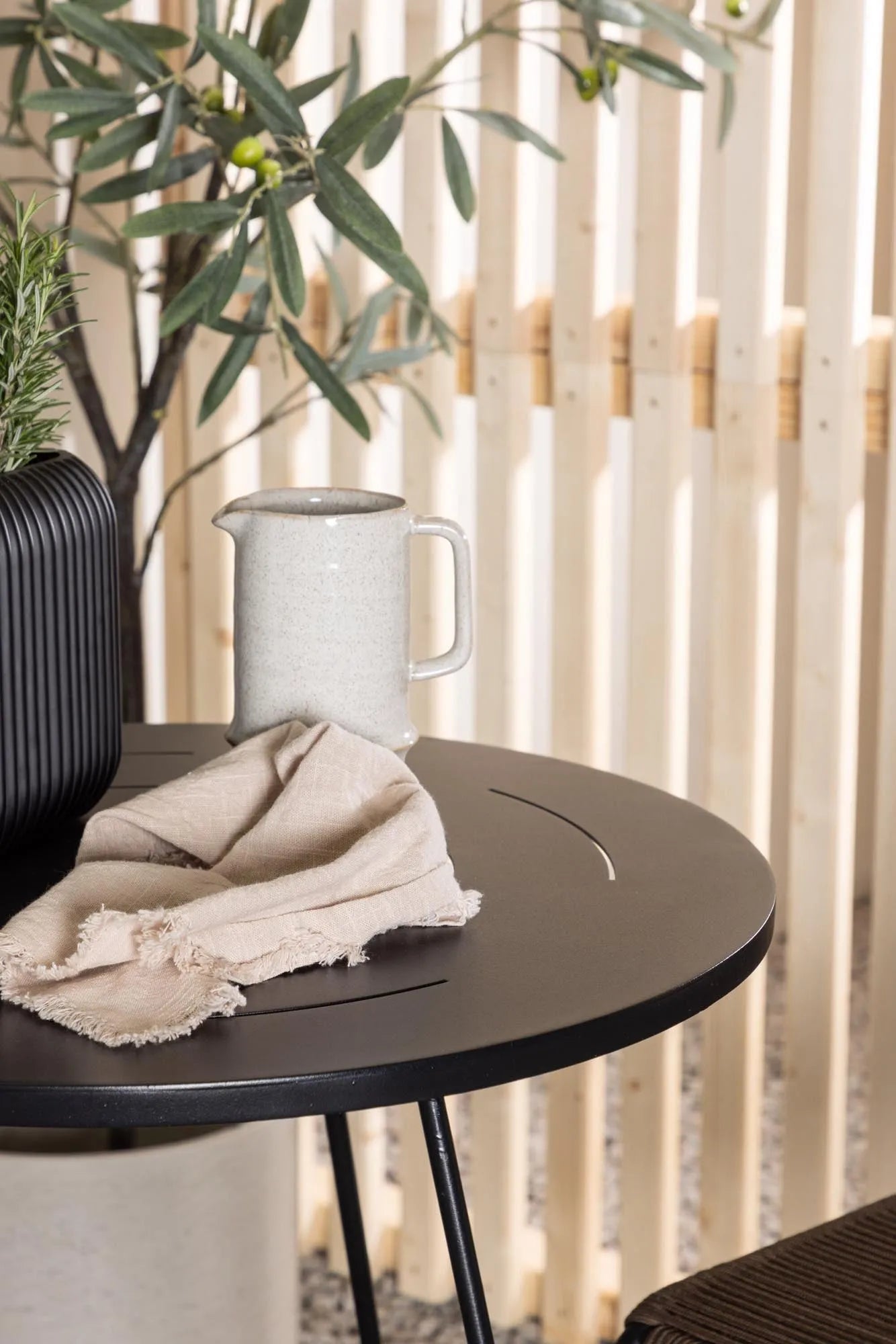 Stilvolles Outdoor-Set: Robuster Tisch & bequeme Stühle für gesellige Stunden im Freien.