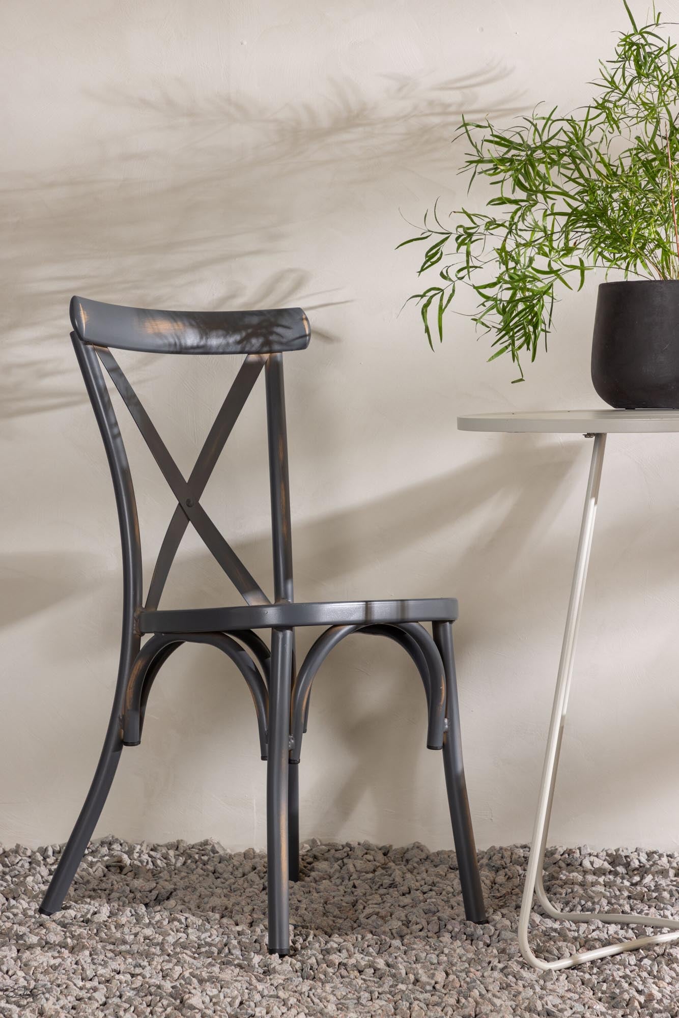 Elegantes Outdoor-Set: 60cm Tisch & 2 Stühle aus robustem Aluminium, ideal für stilvolle Gartenmomente.