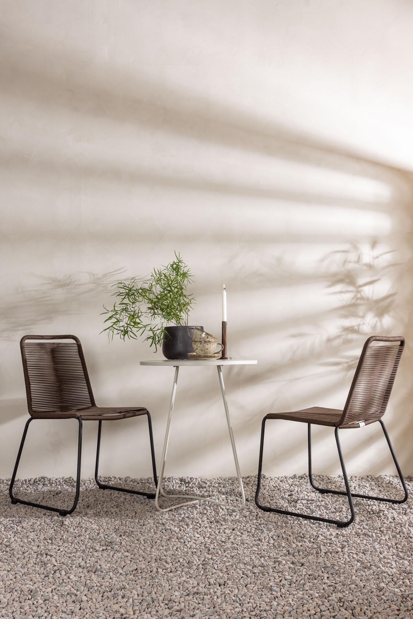 Stilvolles Outdoor-Set: Robuster Tisch & bequeme Stühle für gesellige Stunden im Freien.