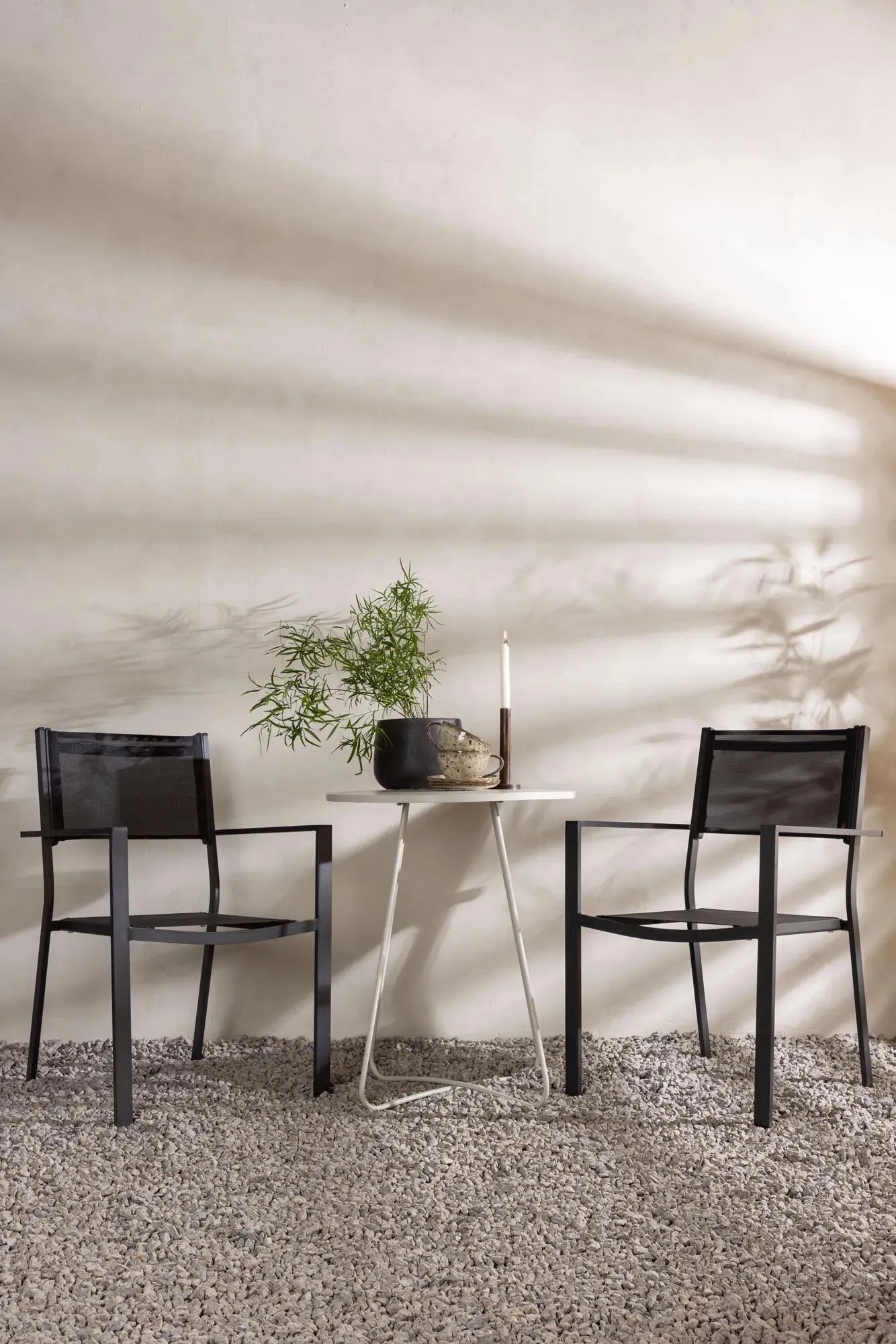Elegantes Bacong Tischset für zwei, ideal für kleine Balkone.