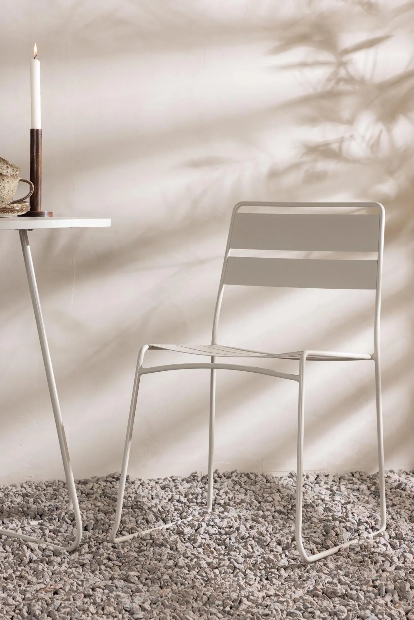 Elegantes Bacong Set: Stilvoller Tisch & Lina-Stühle für moderne Outdoor-Gemütlichkeit.