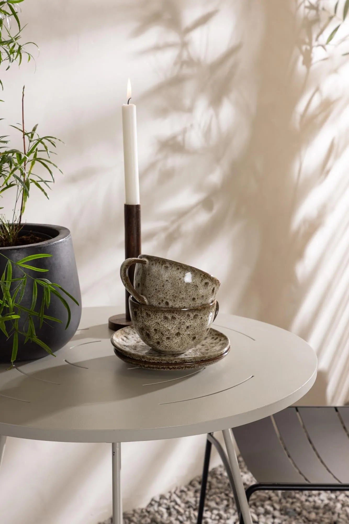 Elegantes Bacong Set: Stilvoller Tisch & Lina-Stühle für moderne Outdoor-Gemütlichkeit.