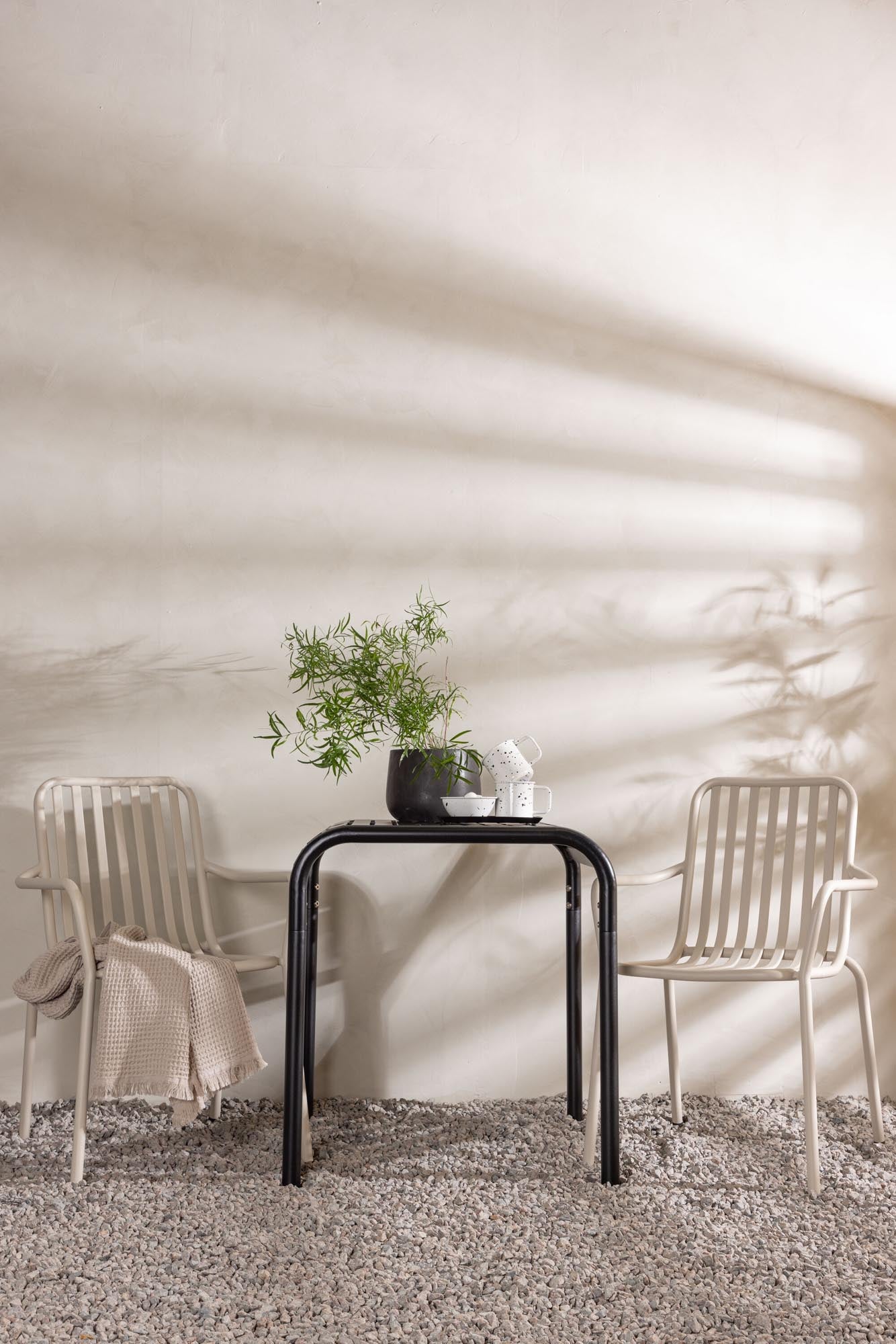 Verleihen Sie Ihrem Garten mit dem stilvollen Borneo Outdoor-Tischset und den bequemen Peking-Stühlen einen modernen Touch – perfekt für entspannte Stunden im Freien!