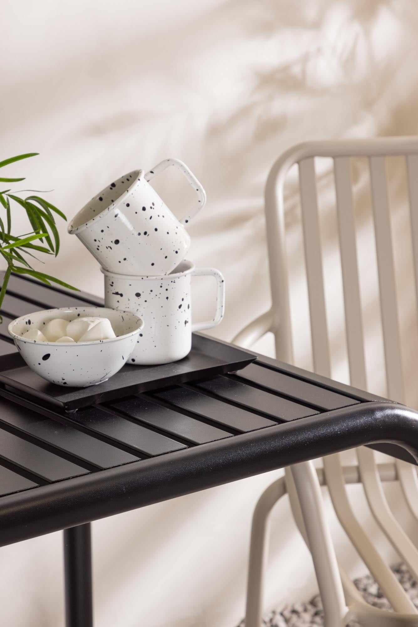 Elegantes Borneo Outdoor-Tischset mit Peking Stühlen – ideal für gemütliche Stunden im Freien. Hochwertig, modern und wetterfest!