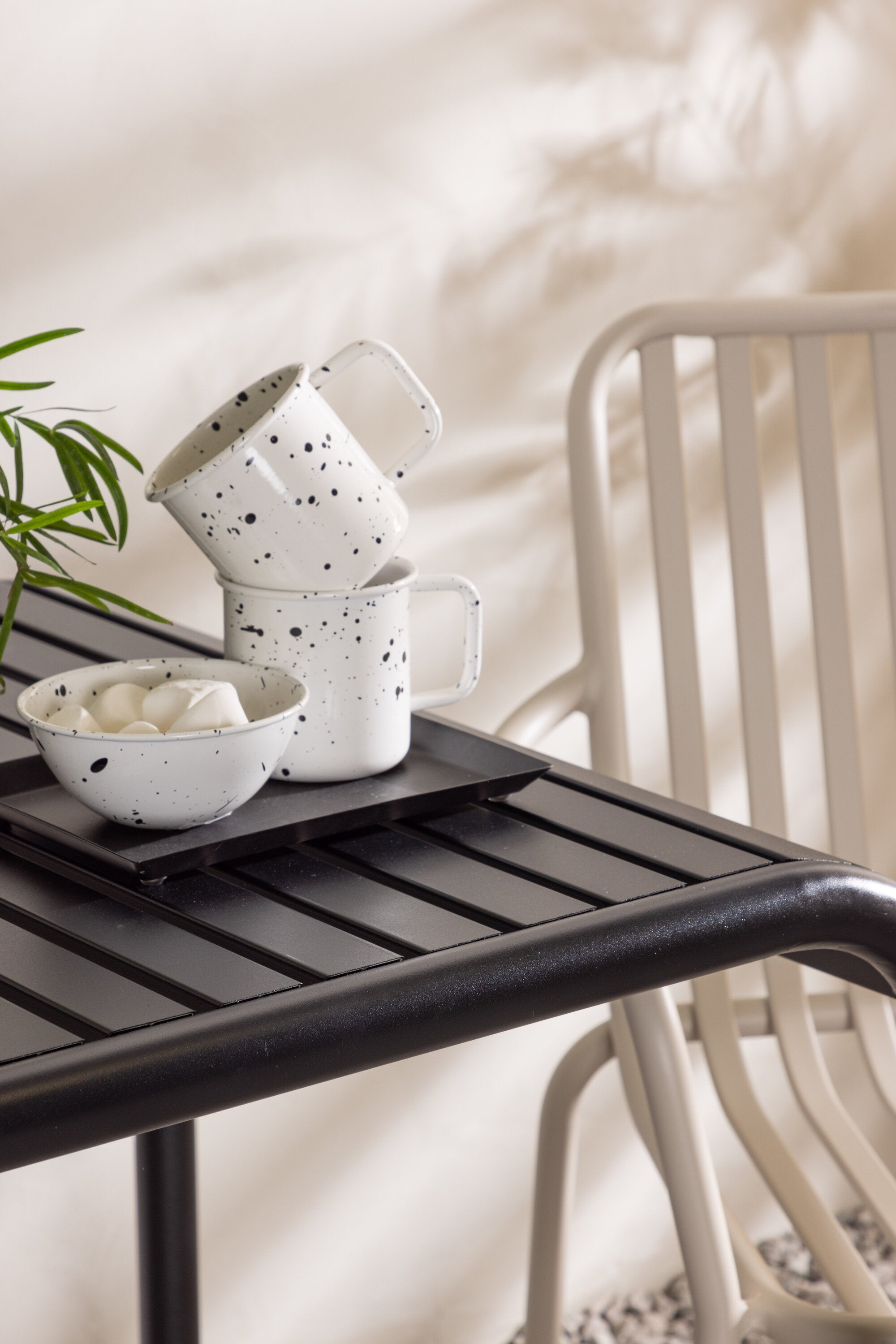 Borneo Outdoor-Tischset + Peking 70cm/2St. in Schwarz / Beige präsentiert im Onlineshop von KAQTU Design AG. Gartentischset ist von Venture Home
