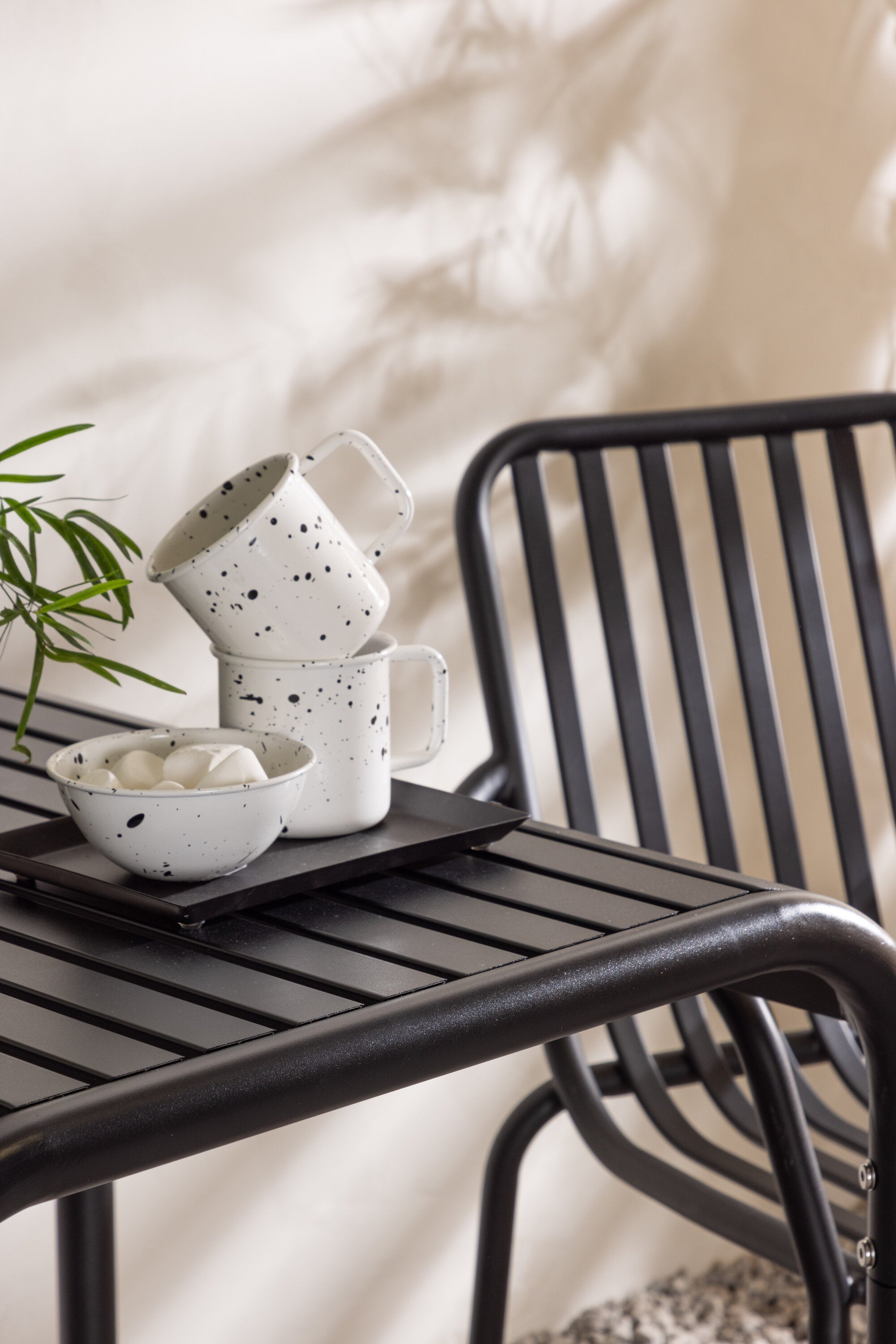 Borneo Outdoor-Tischset + Peking 70cm/2St. in Schwarz präsentiert im Onlineshop von KAQTU Design AG. Gartentischset ist von Venture Home
